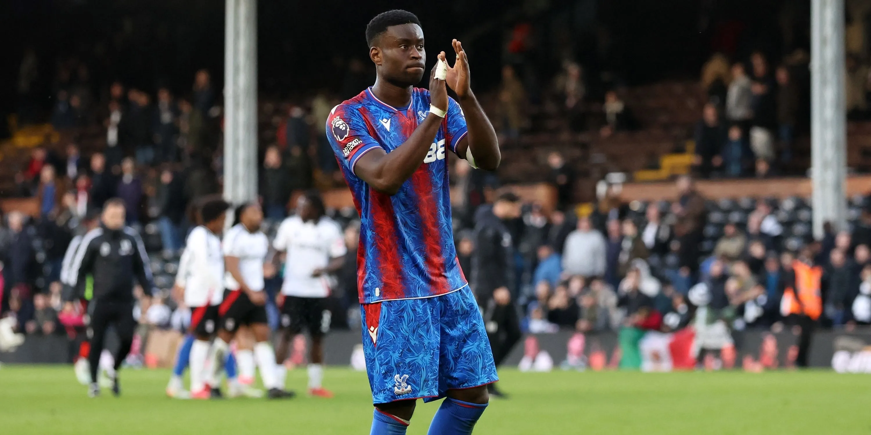 Marc Guehi ăn mừng trong màu áo Crystal Palace sau trận đấu