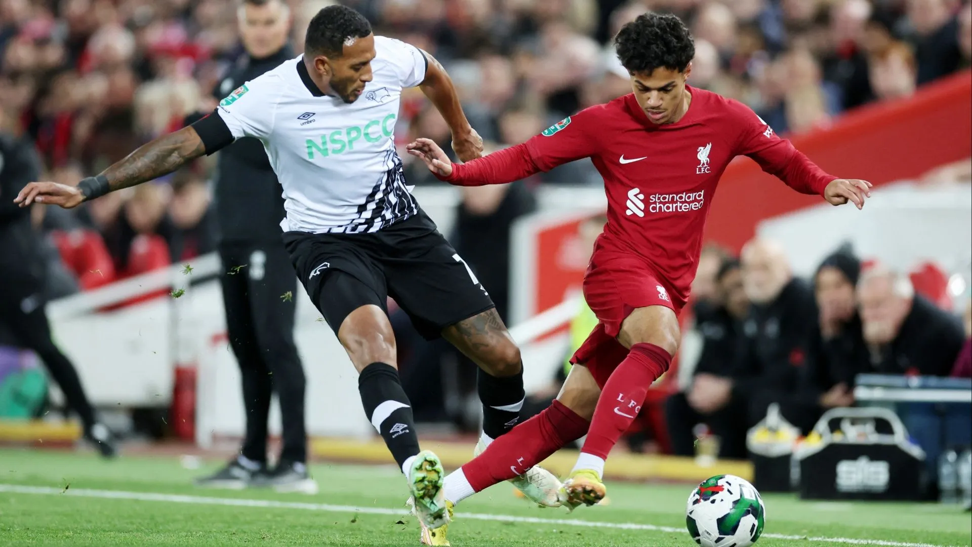 Nathaniel Mendez-Laing trong màu áo Derby County tại Championship