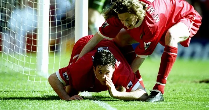 Robbie Fowler ăn mừng bàn thắng cho Liverpool