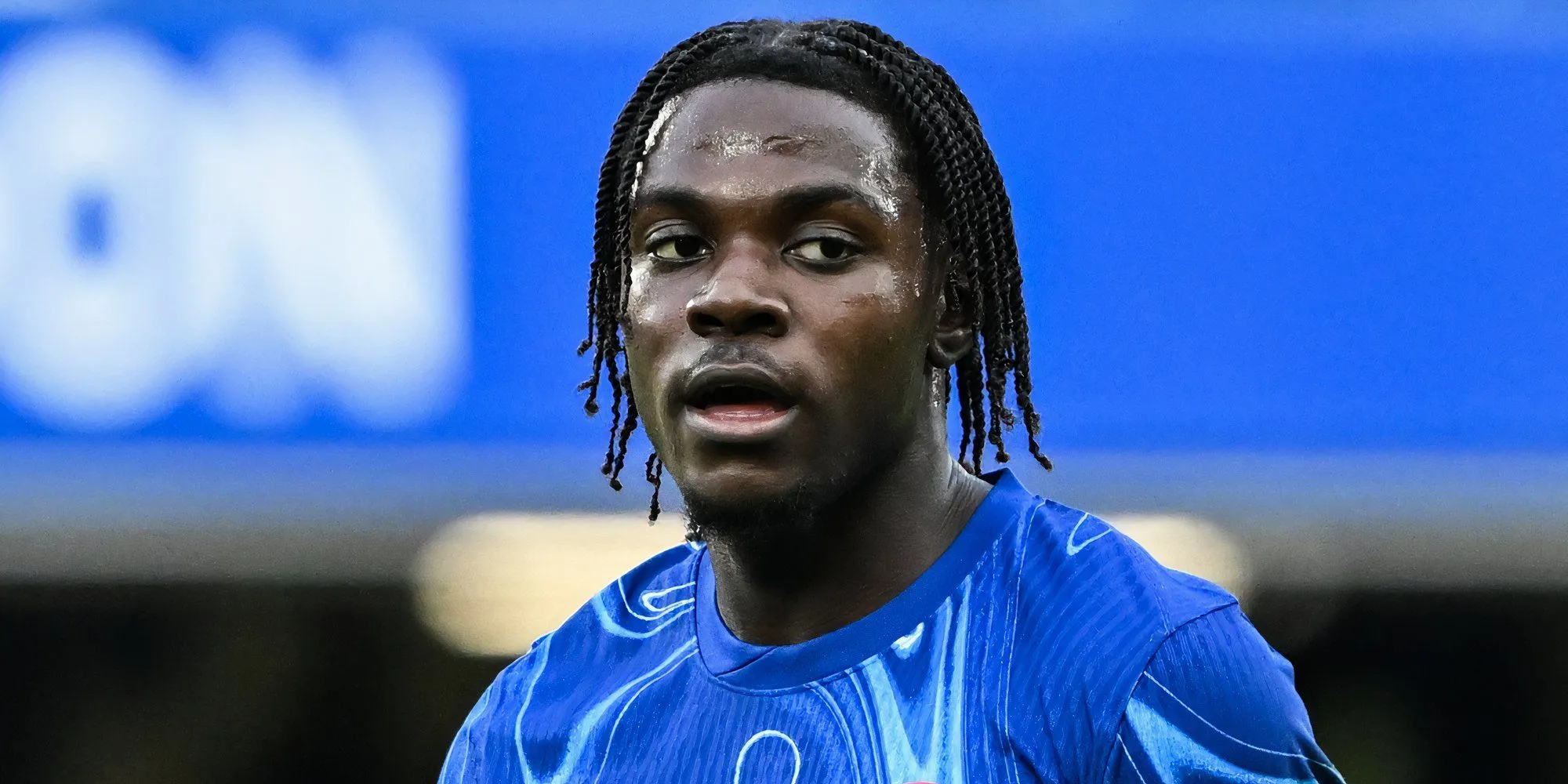 Romeo Lavia trong màu áo Chelsea đối mặt CĐV Liverpool