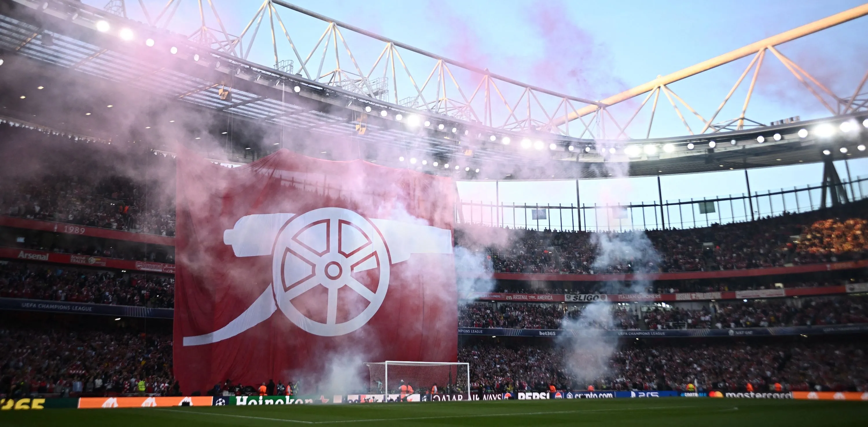 Sân vận động Emirates, sân nhà của Arsenal, nơi người hâm mộ chờ đợi những tân binh chất lượng cho mùa giải mới
