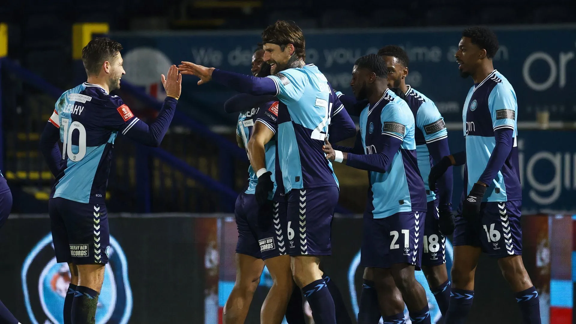 Sonny Bradley cùng đồng đội Wycombe Wanderers sau trận play-off