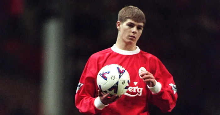 Steven Gerrard trong trận ra mắt Liverpool năm 1998