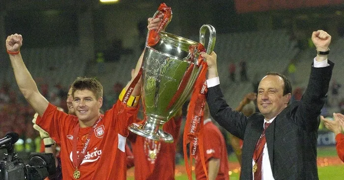 Steven Gerrard và Rafa Benitez trong màu áo Liverpool