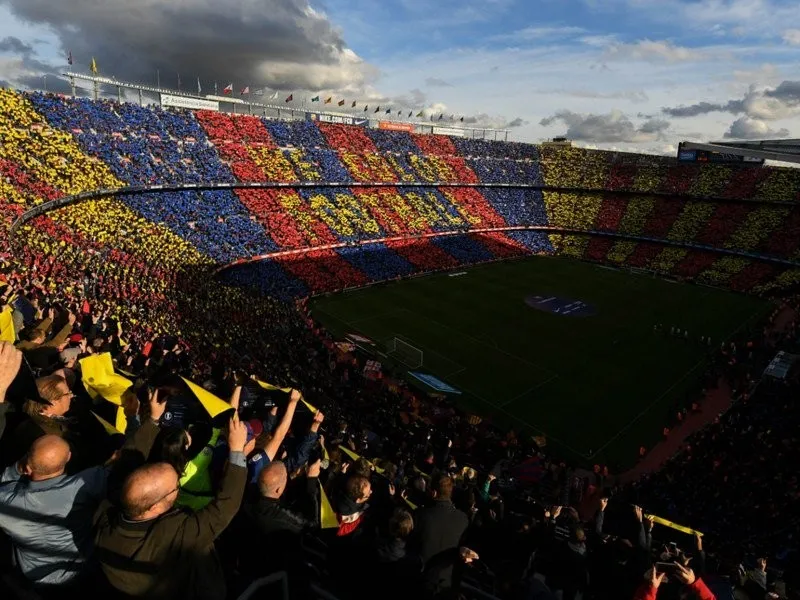 SVĐ Camp Nou với khán đài lớn và dốc