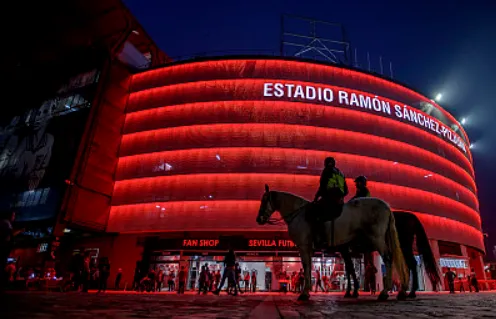 SVĐ Ramón Sánchez Pizjuán dưới ánh đèn đêm