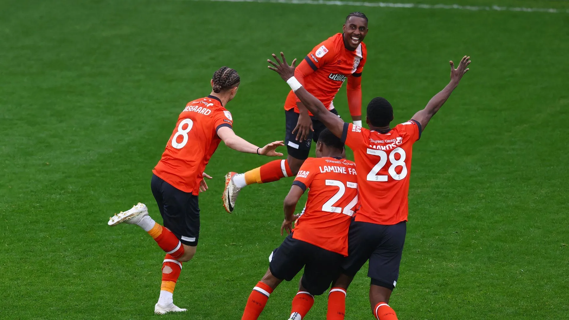 Thelo Aasgaard ghi bàn cho Luton Town vs Bristol City