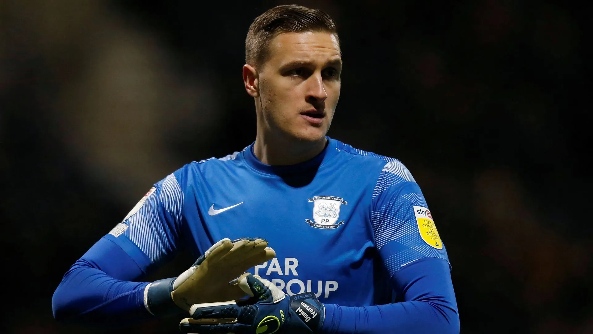 Thủ môn Daniel Iversen trong màu áo Preston North End