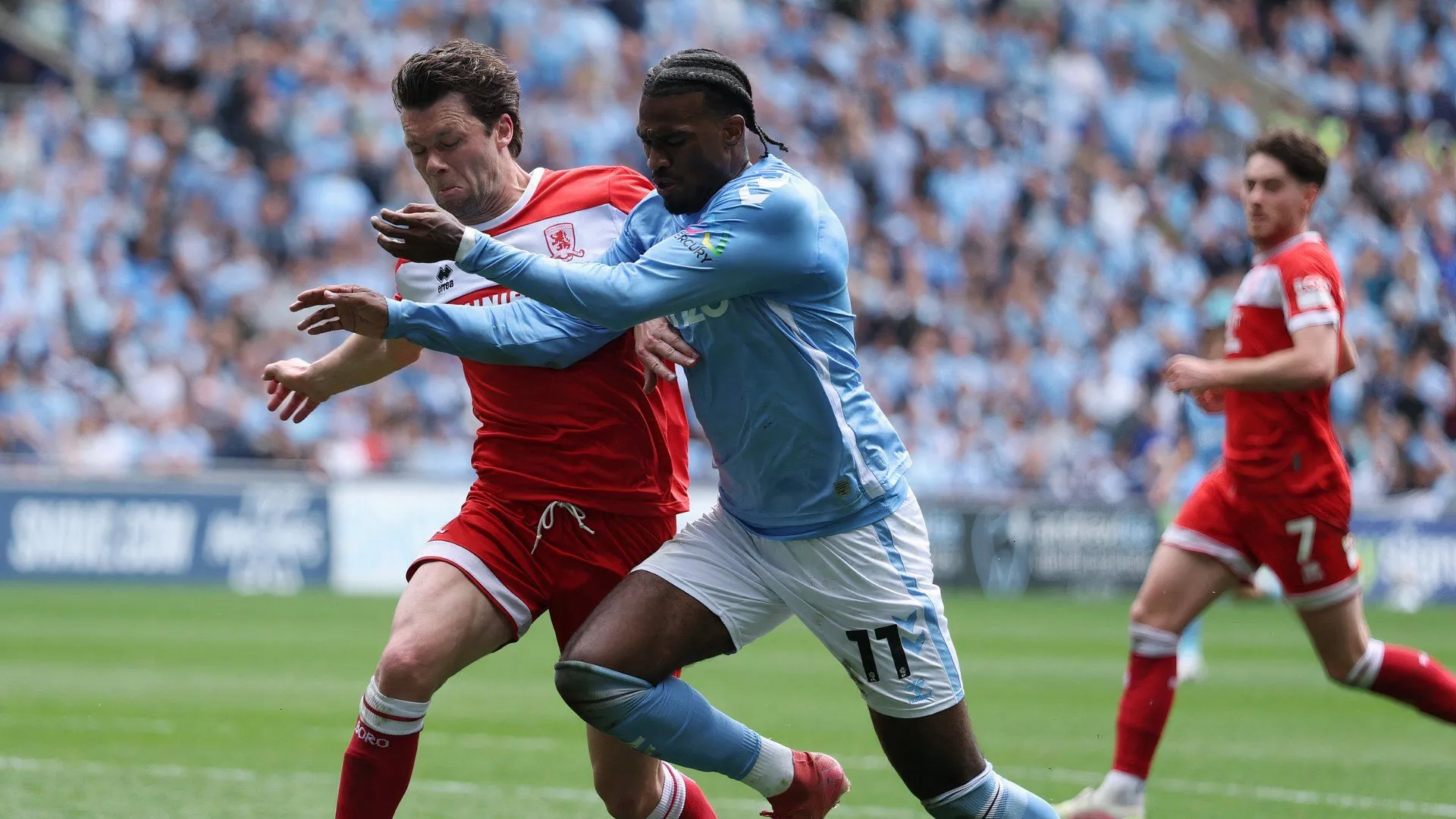 Tiền đạo Haji Wright trong màu áo Coventry City chuẩn bị cho pha dứt điểm