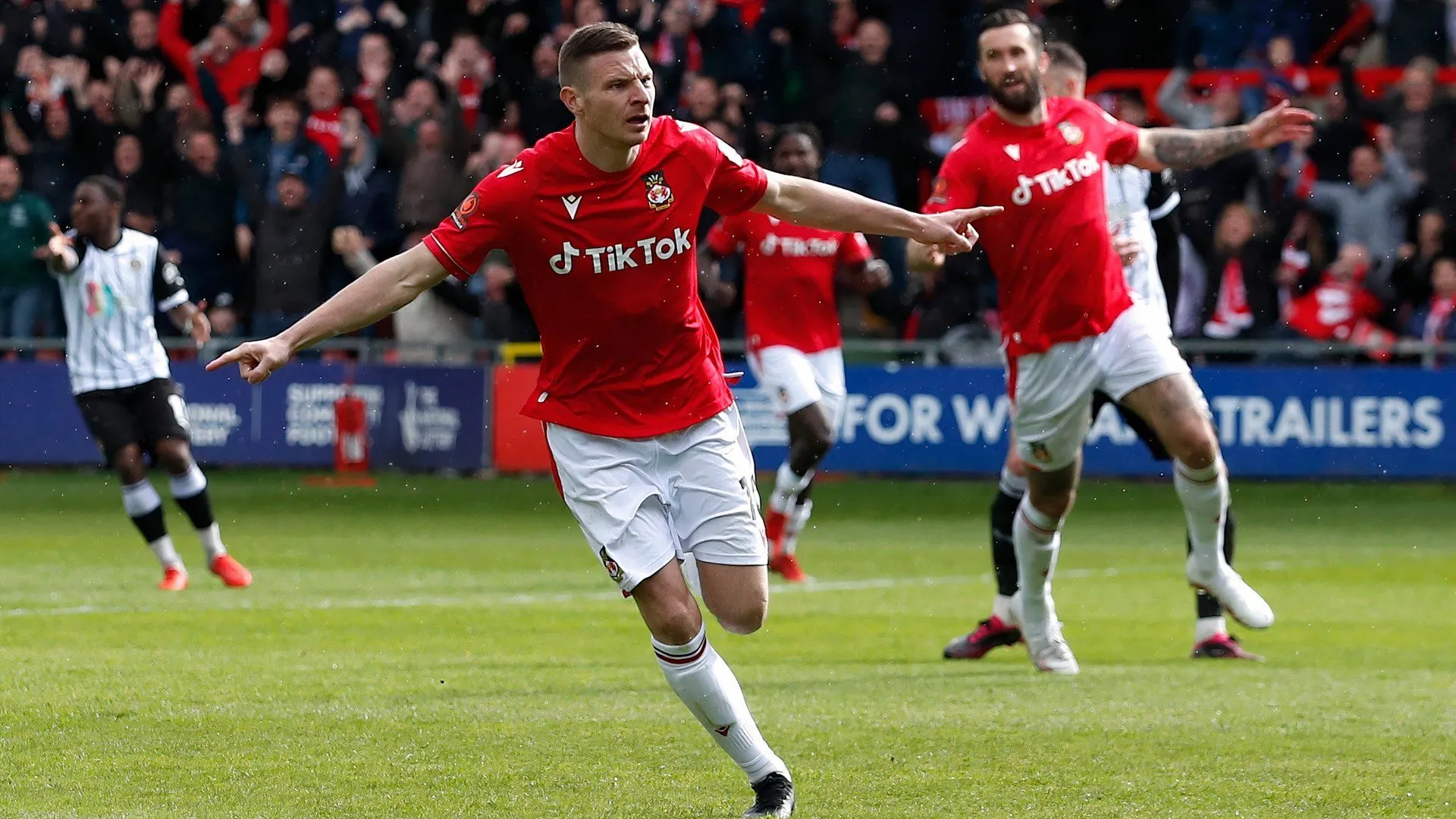 Tiền đạo Paul Mullin trong màu áo Wrexham