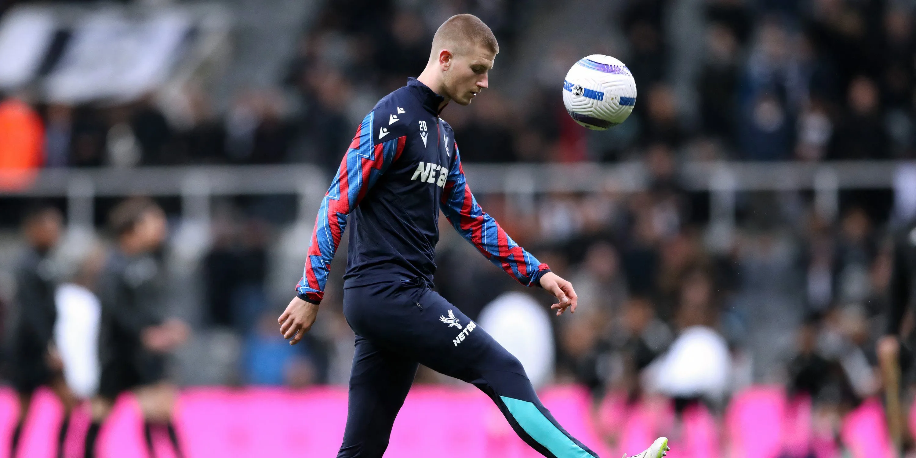 Tiền vệ Adam Wharton của Crystal Palace thi đấu