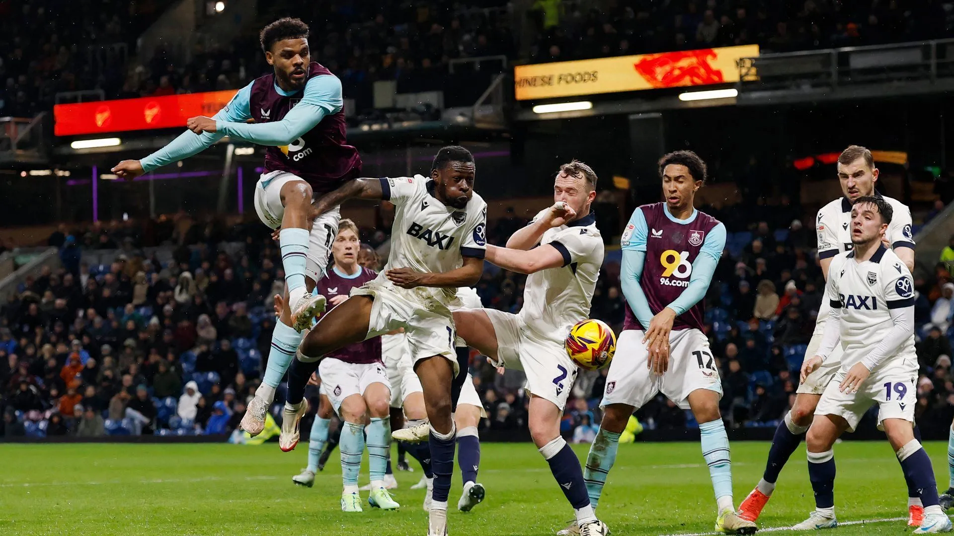 Tiền vệ Alex Matos trong màu áo Oxford United thể hiện sự quyết tâm trên sân cỏ Championship