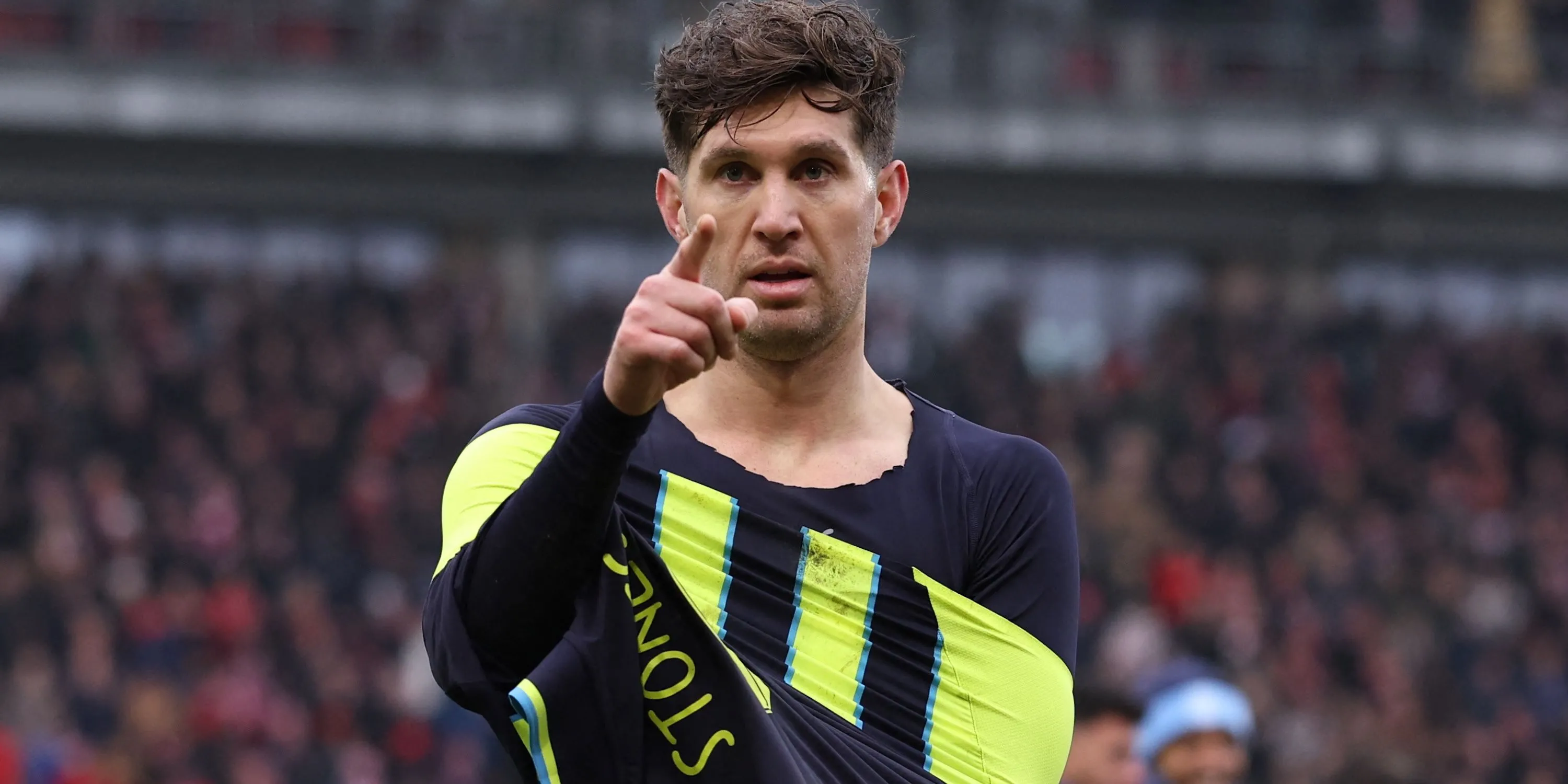 Trung vệ John Stones của Manchester City thể hiện cảm xúc sau một trận đấu, gợi nhắc về những thử thách anh đối mặt.