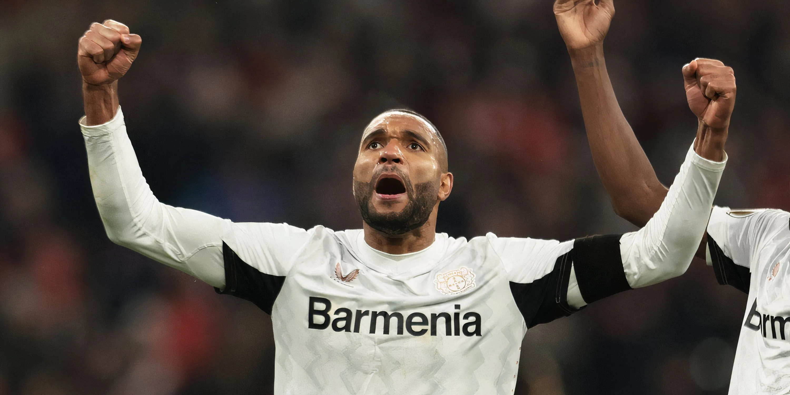 Trung vệ Jonathan Tah của Bayer Leverkusen trong một trận đấu DFB Pokal