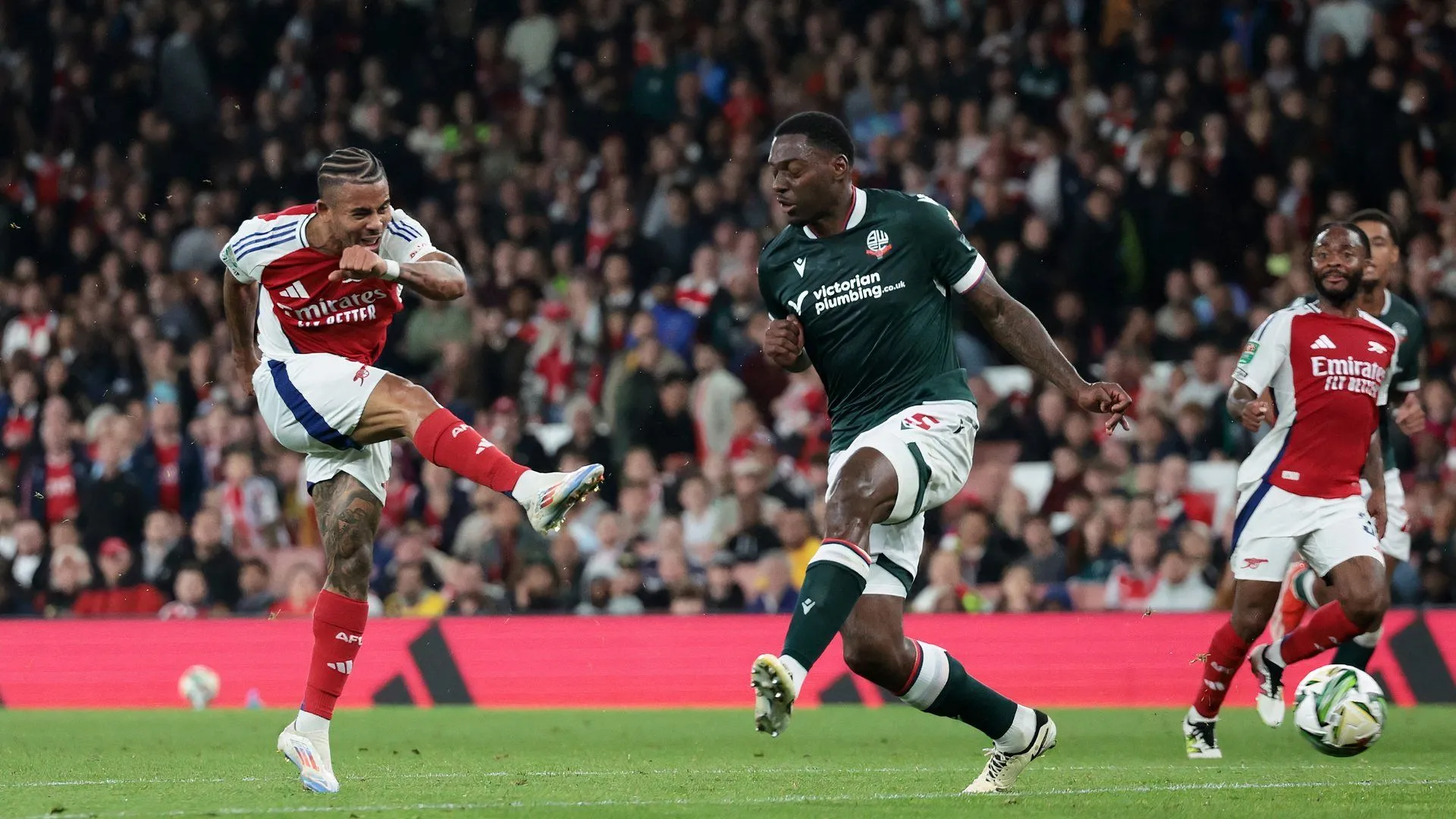 Trung vệ Ricardo Santos của Bolton Wanderers trong trận đấu gặp Arsenal