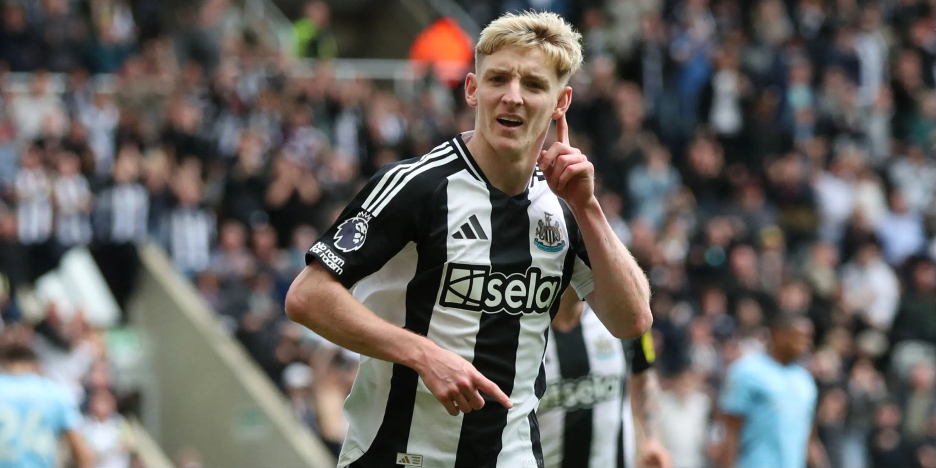 Anthony Gordon ăn mừng bàn thắng cho Newcastle