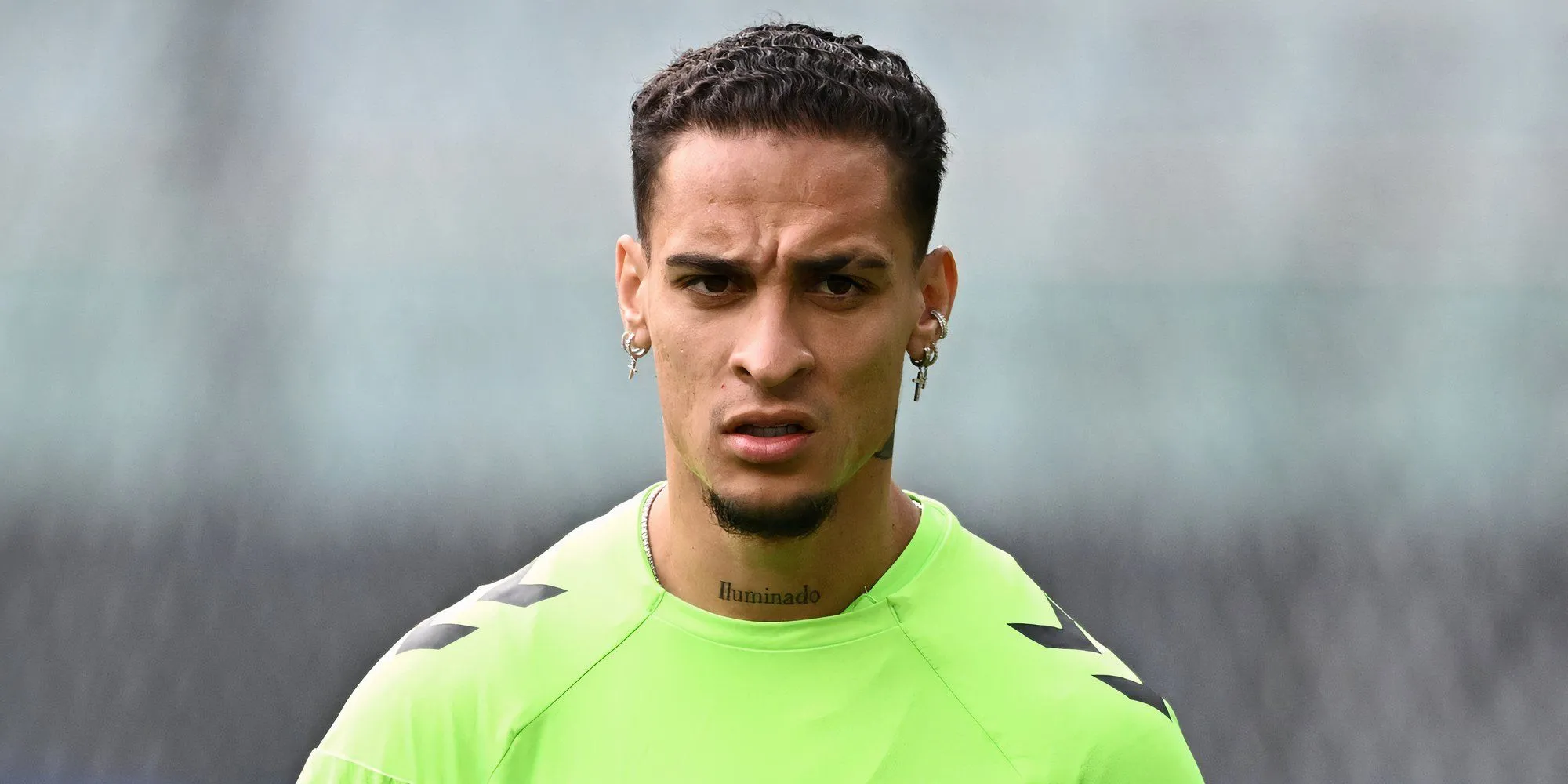 Antony vẫy tay chào tạm biệt người hâm mộ Real Betis sau khi kết thúc hợp đồng cho mượn