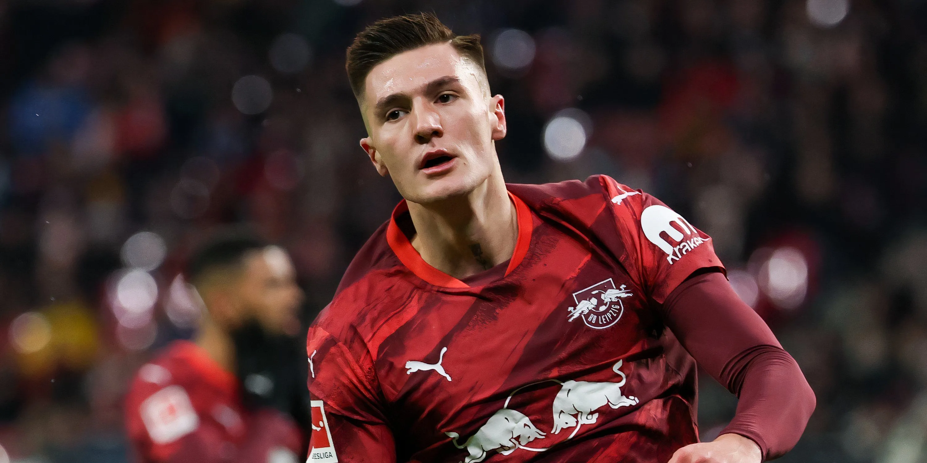 Benjamin Sesko trong màu áo RB Leipzig tranh chấp bóng