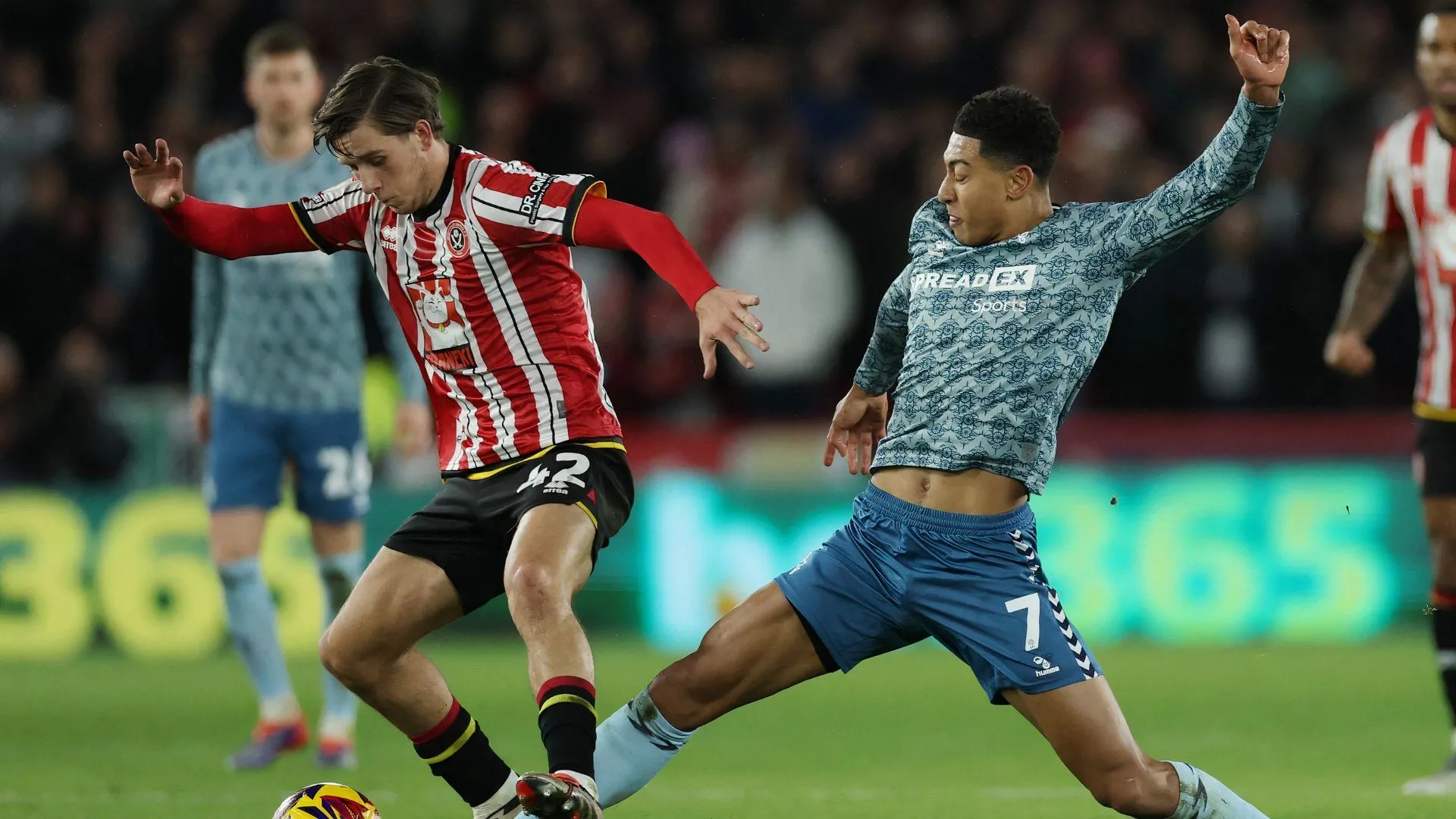 Chân dung tiền vệ trẻ Sydie Peck, mục tiêu của West Ham