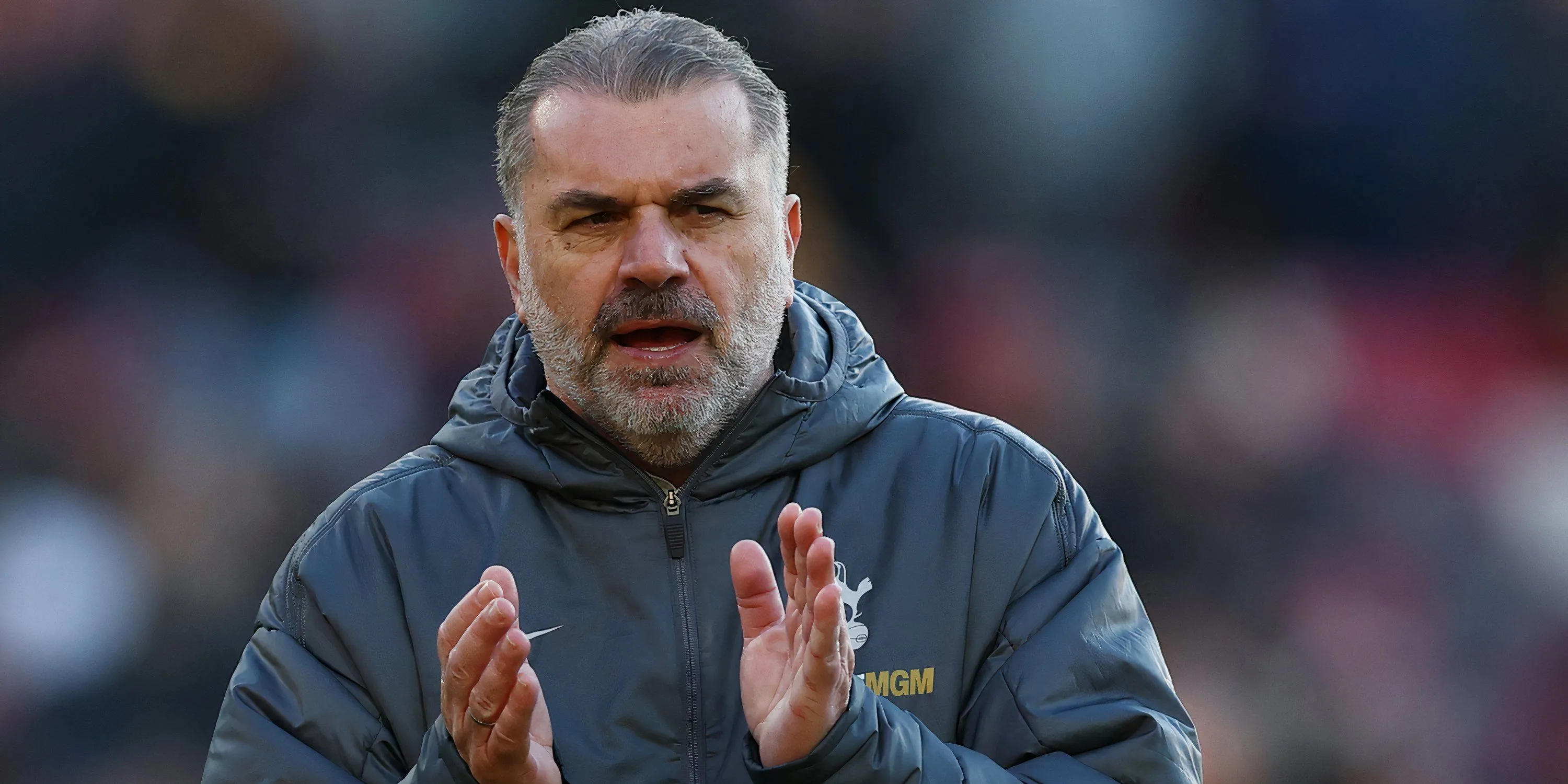 HLV Ange Postecoglou chỉ đạo trận đấu của Tottenham