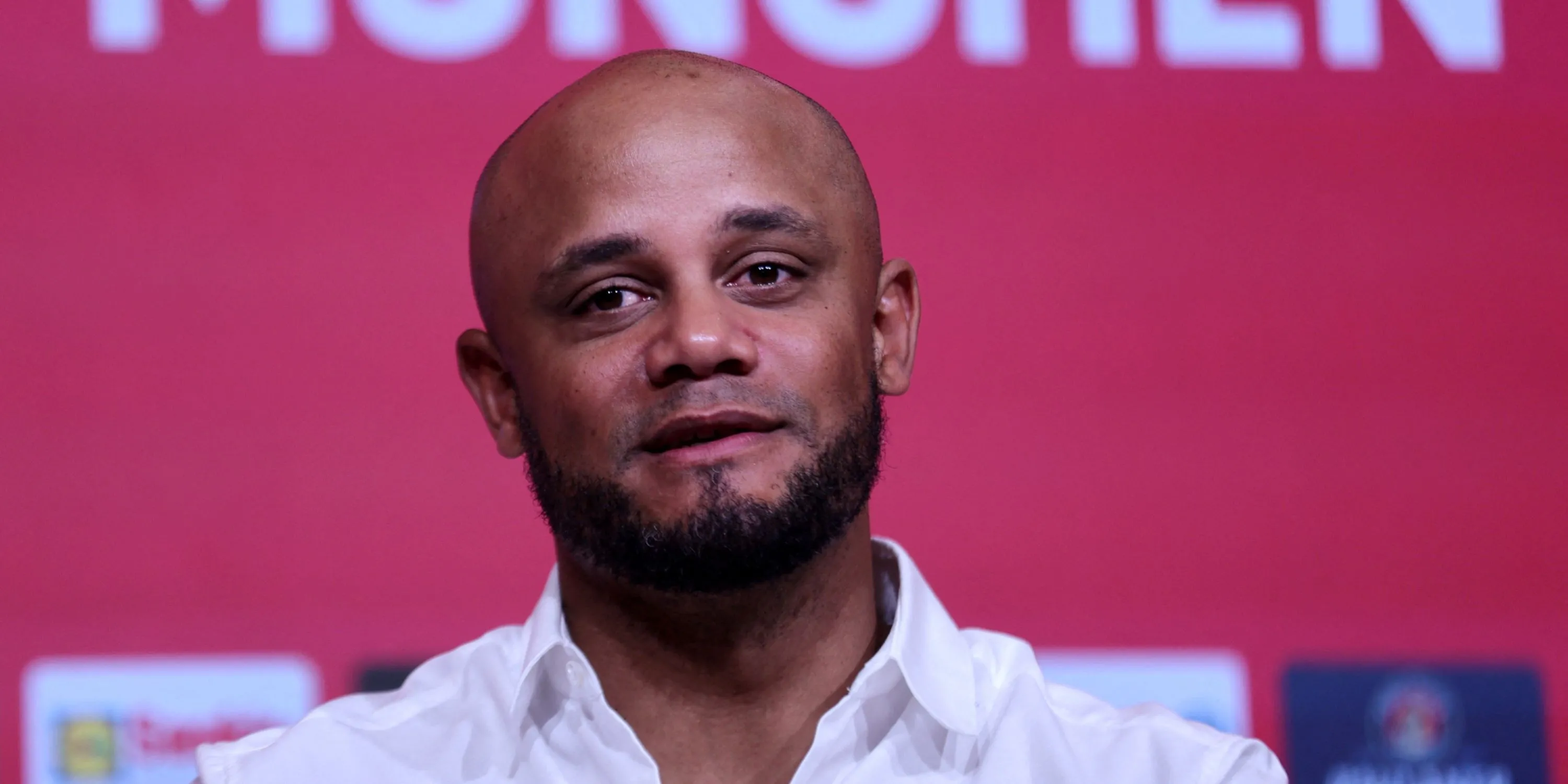 HLV Vincent Kompany chỉ đạo trận đấu