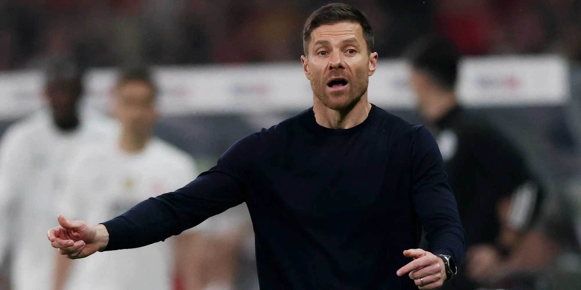 HLV Xabi Alonso chỉ đạo từ ngoài đường biên
