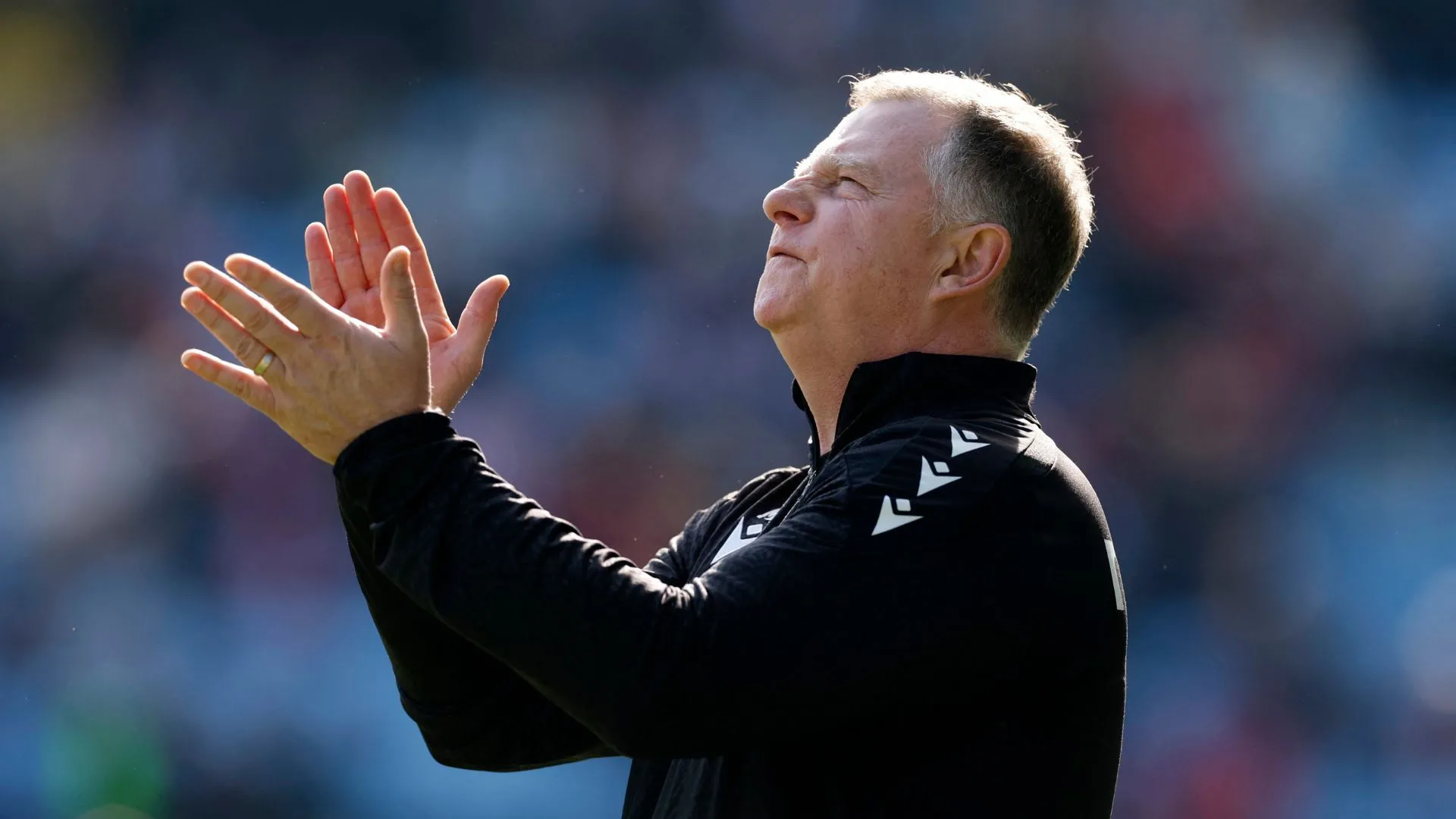 Huấn luyện viên Mark Robins