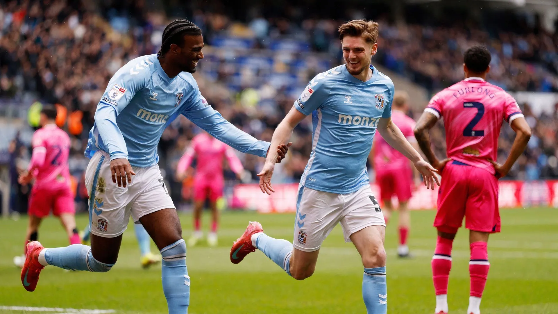 Jack Rudoni ghi bàn cho Coventry City trong trận gặp West Brom