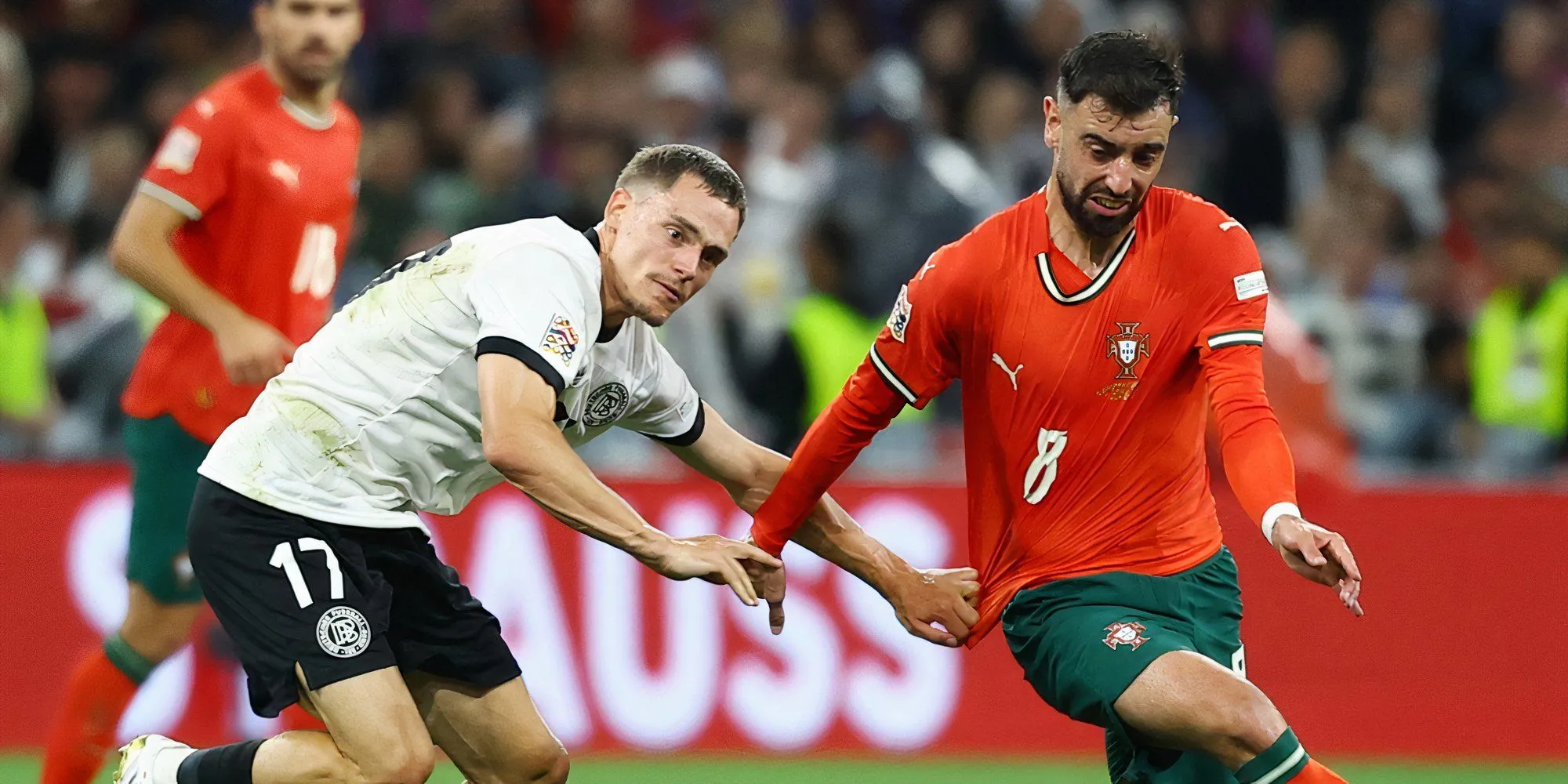 Khoảnh khắc va chạm giữa Florian Wirtz (Đức) và Bruno Fernandes (Bồ Đào Nha)