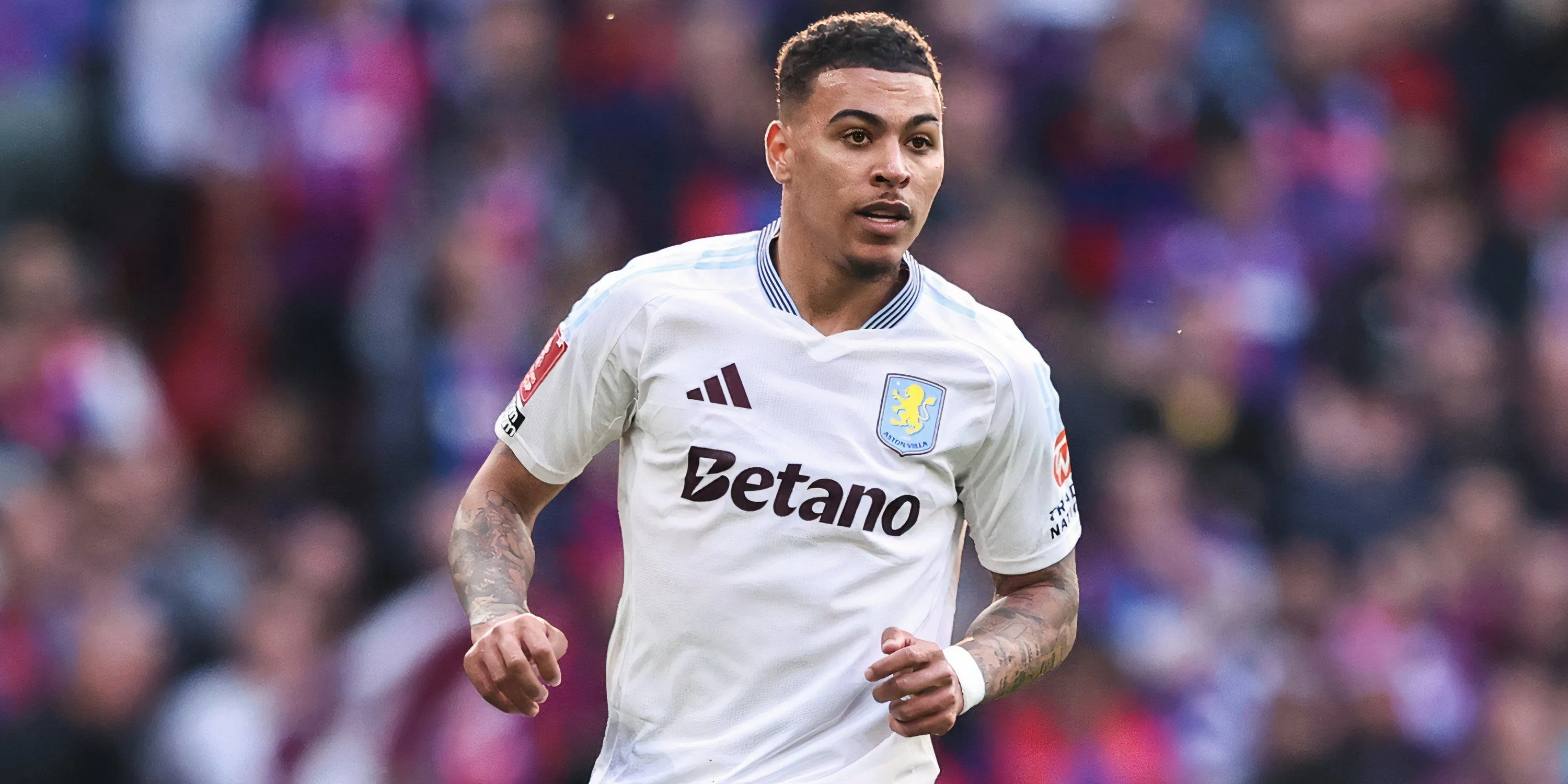Morgan Rogers trong màu áo Aston Villa