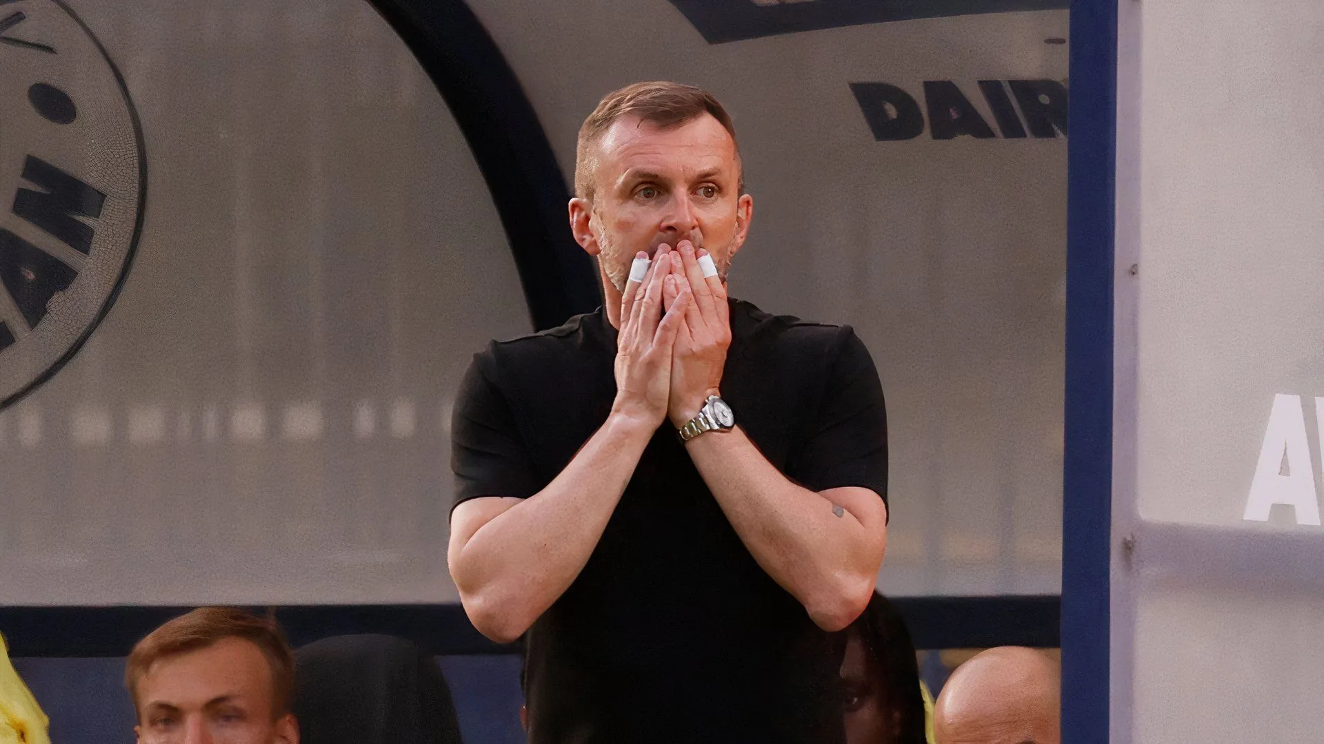Nathan Jones trong trận Charlton vs Wycombe