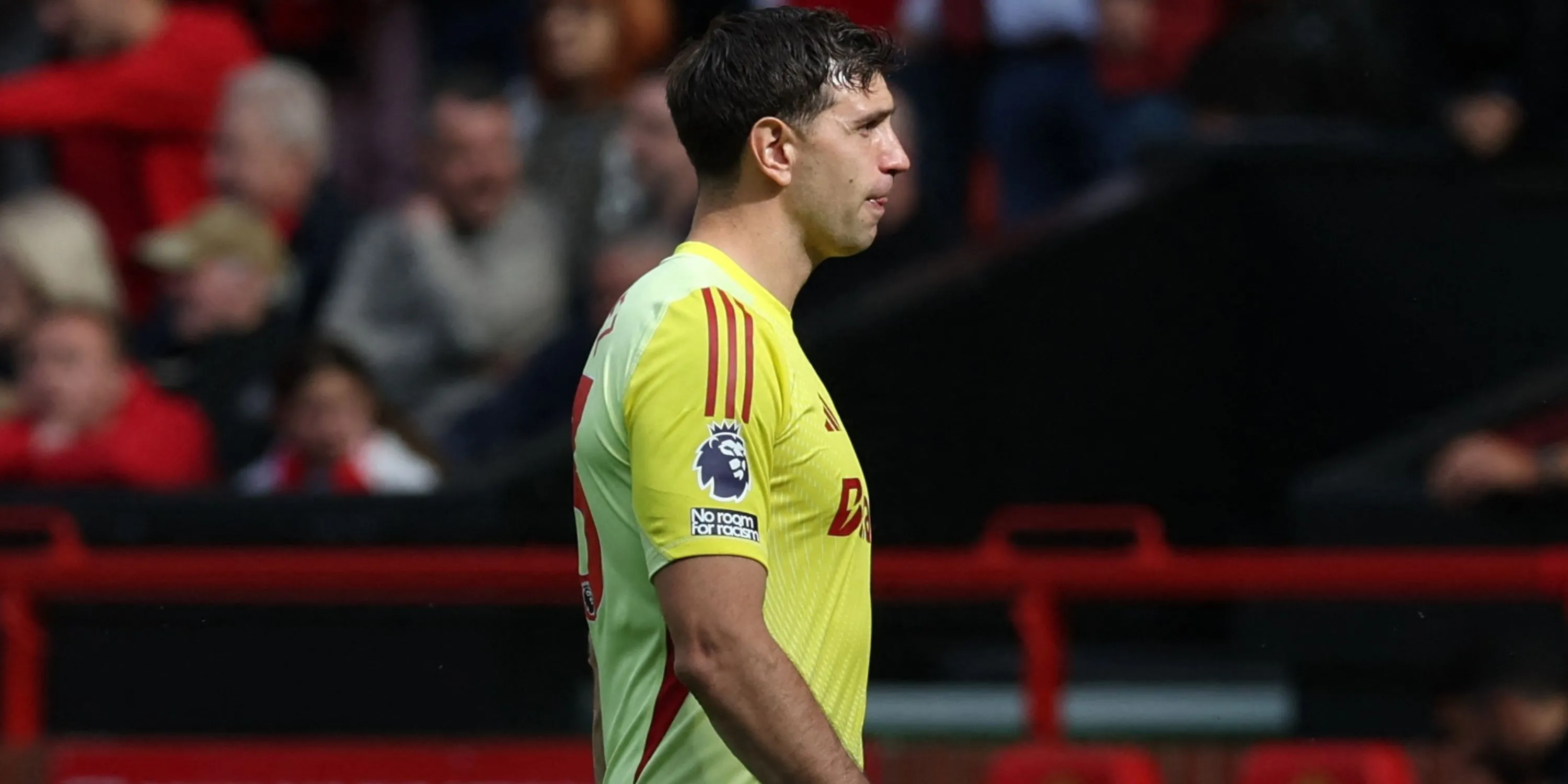 Thủ môn Emi Martinez của Aston Villa nhận thẻ đỏ sau pha va chạm với Rasmus Hojlund của Man Utd
