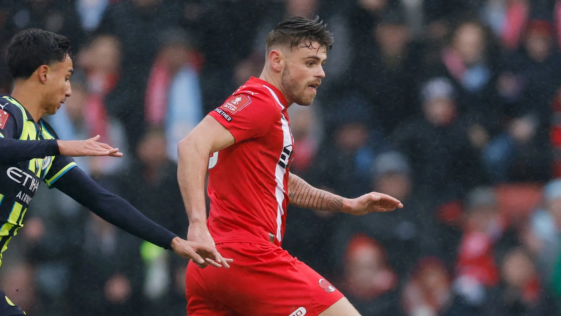 Tiền đạo Charlie Kelman trong màu áo Leyton Orient