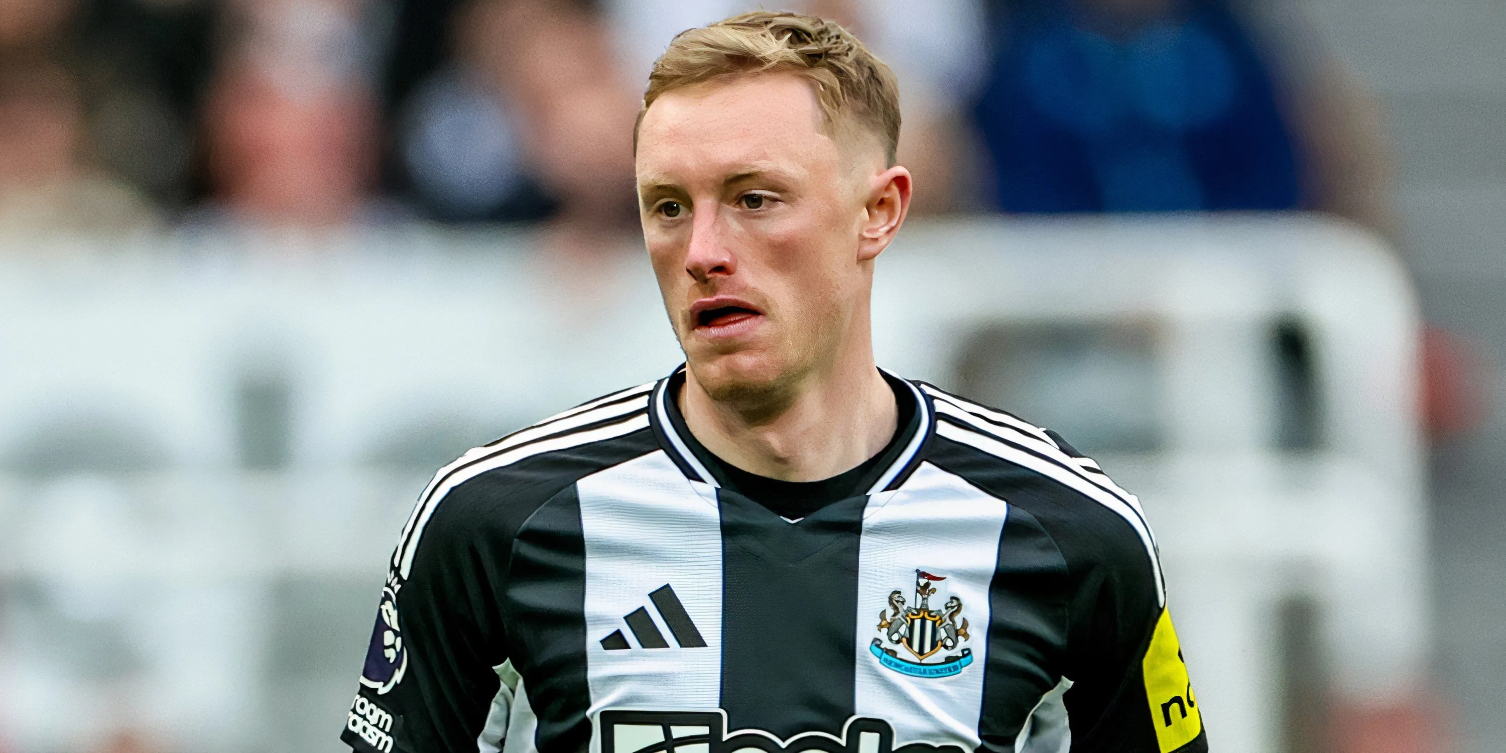 Tiền vệ Sean Longstaff tranh chấp bóng trong một trận đấu của Newcastle United, mục tiêu chuyển nhượng của Leeds và Everton