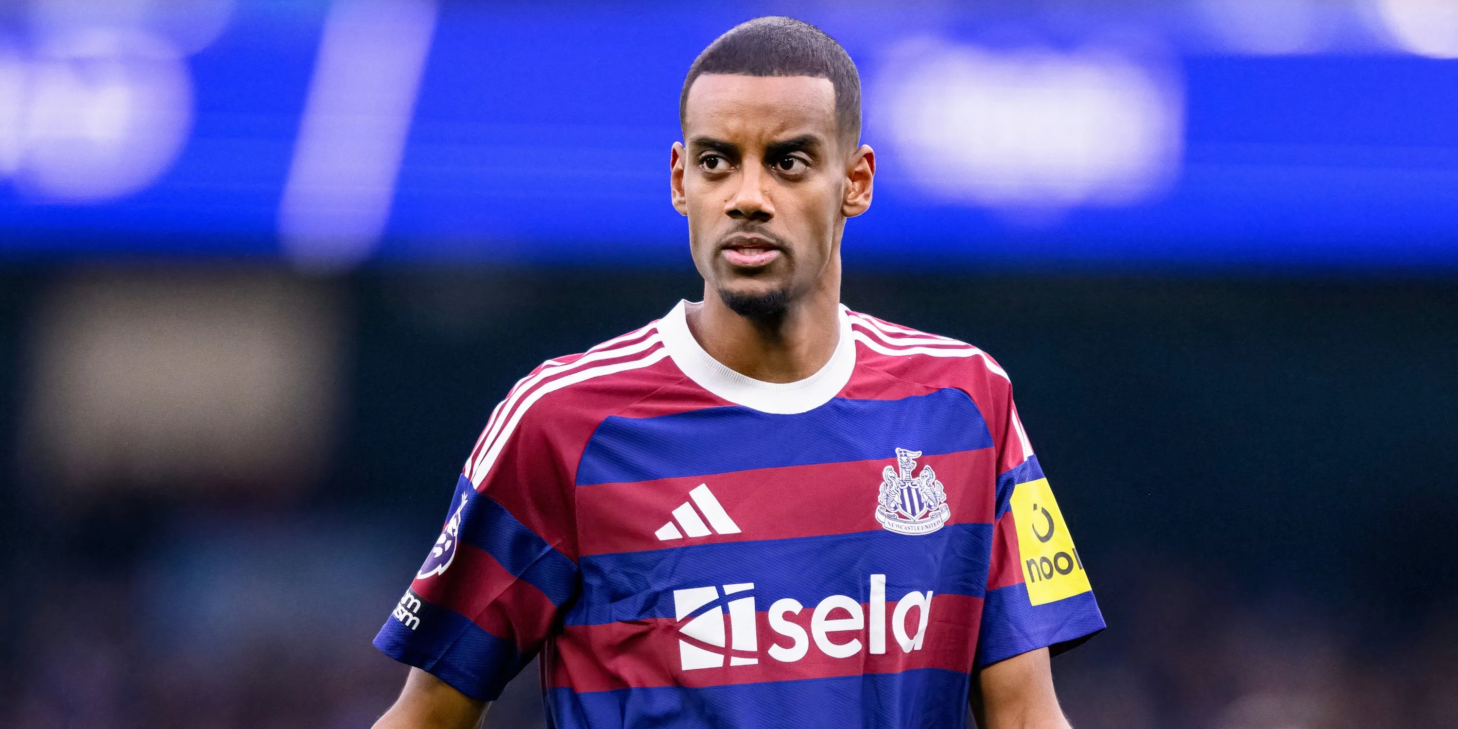 Alexander Isak trong màu áo Newcastle United thi đấu trên sân.