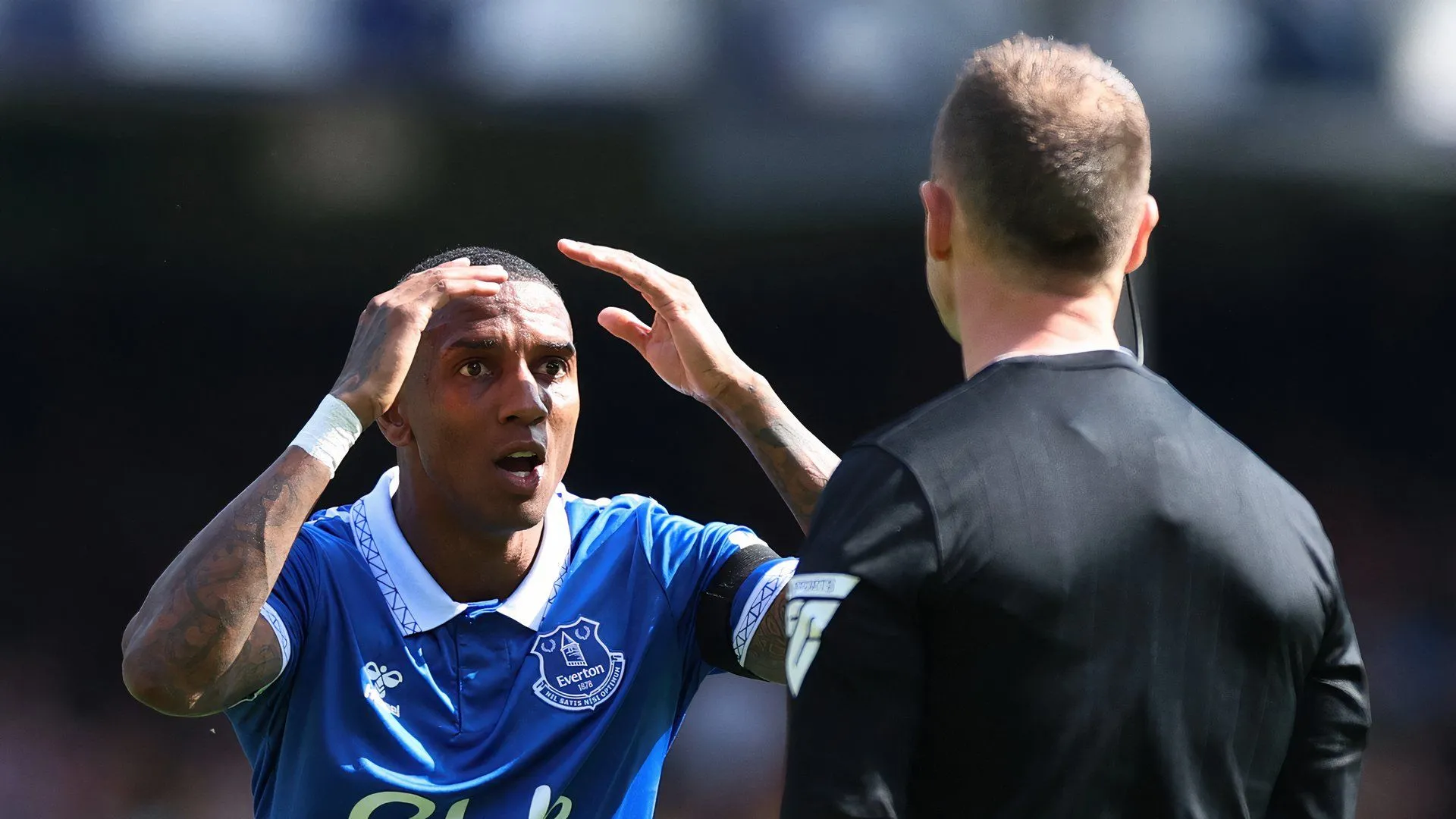 Ashley Young trong màu áo Everton