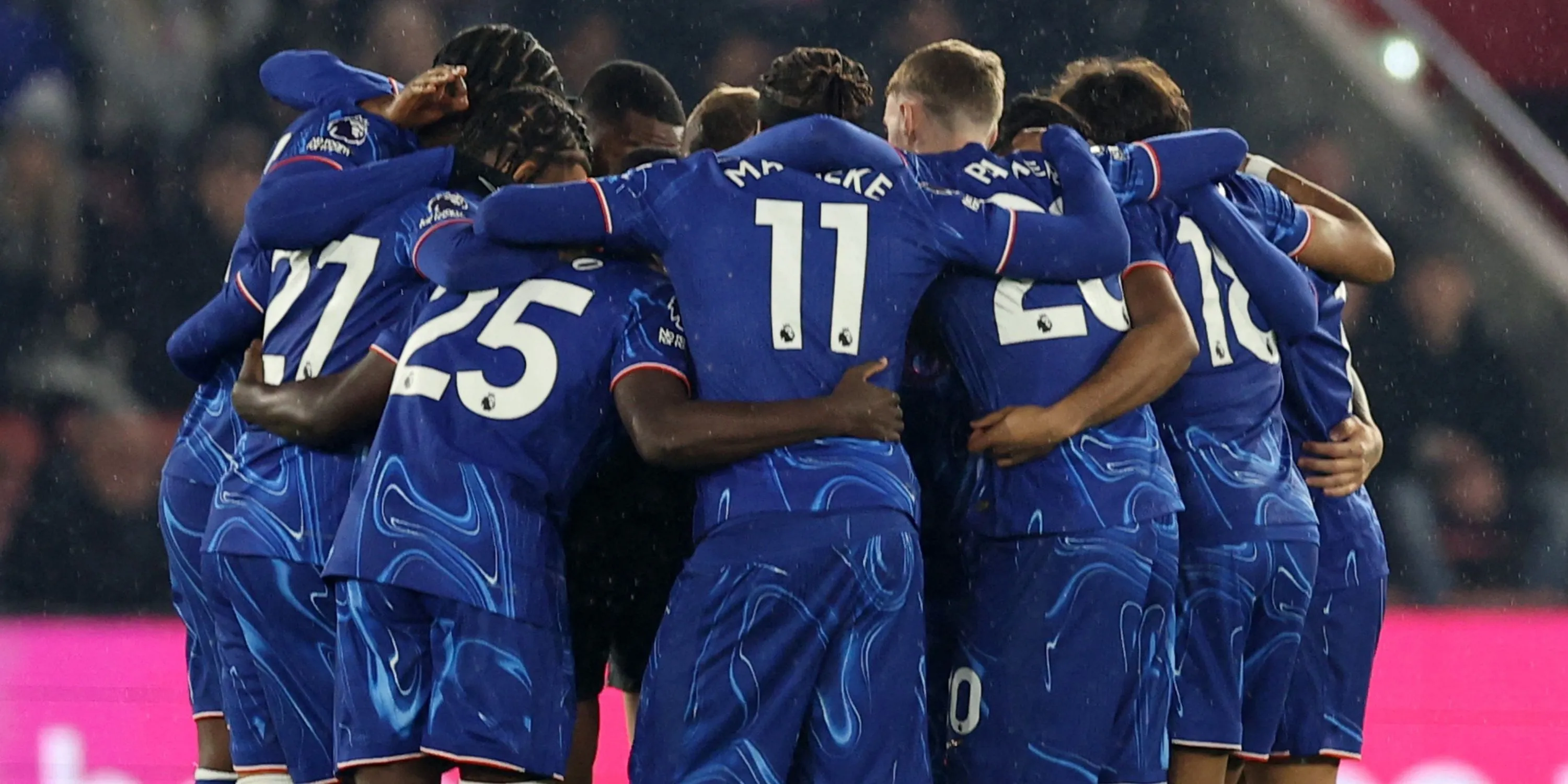 Các cầu thủ Chelsea trên sân cỏ Premier League