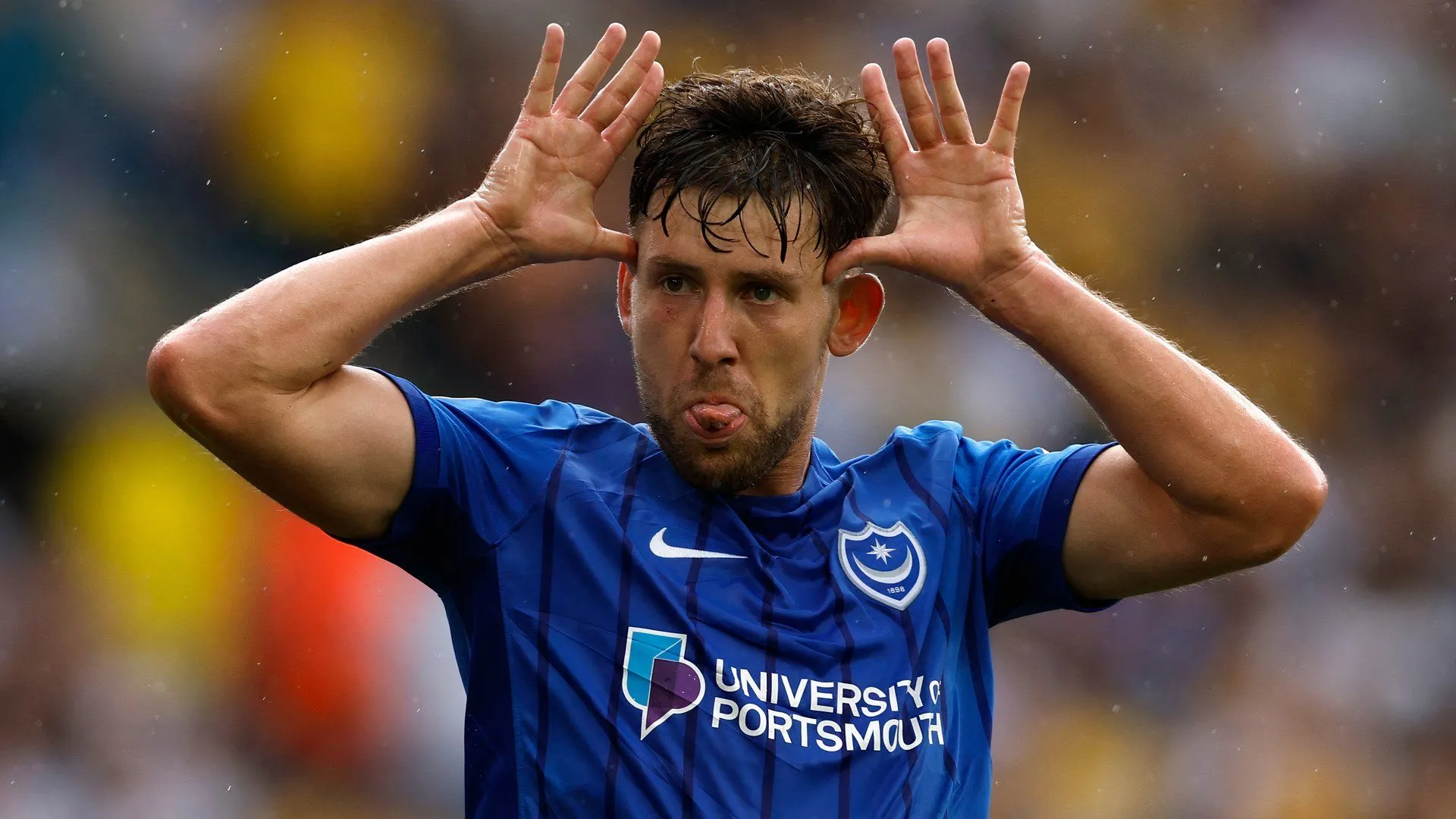 Callum Lang, tiền vệ tấn công của Portsmouth, trong một pha bóng