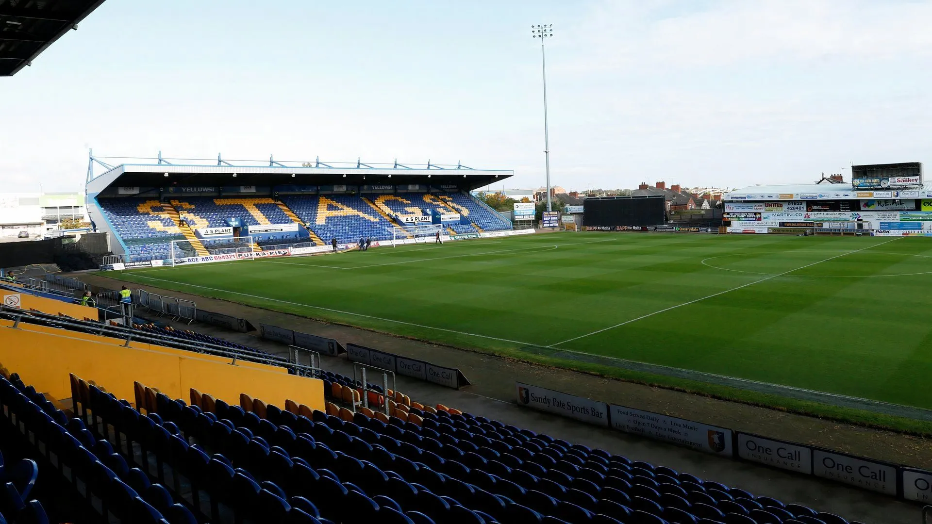 Cận cảnh sân vận động Field Mill, sân nhà của Mansfield Town