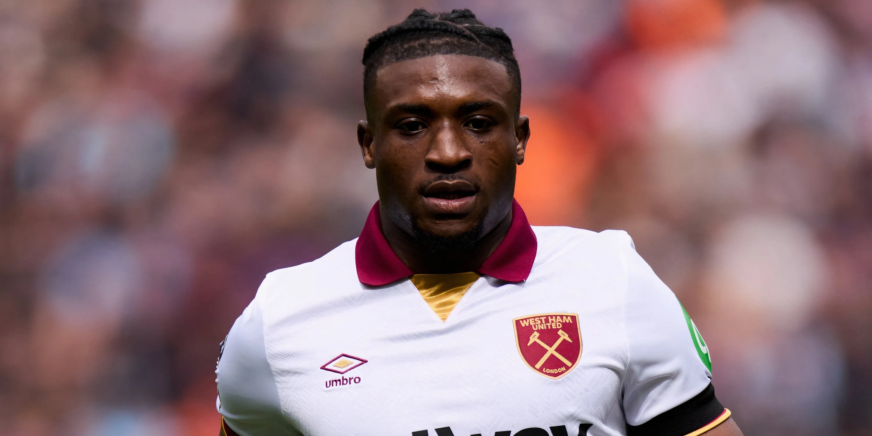 Cầu thủ chạy cánh Mohammed Kudus của West Ham United trong một pha bóng