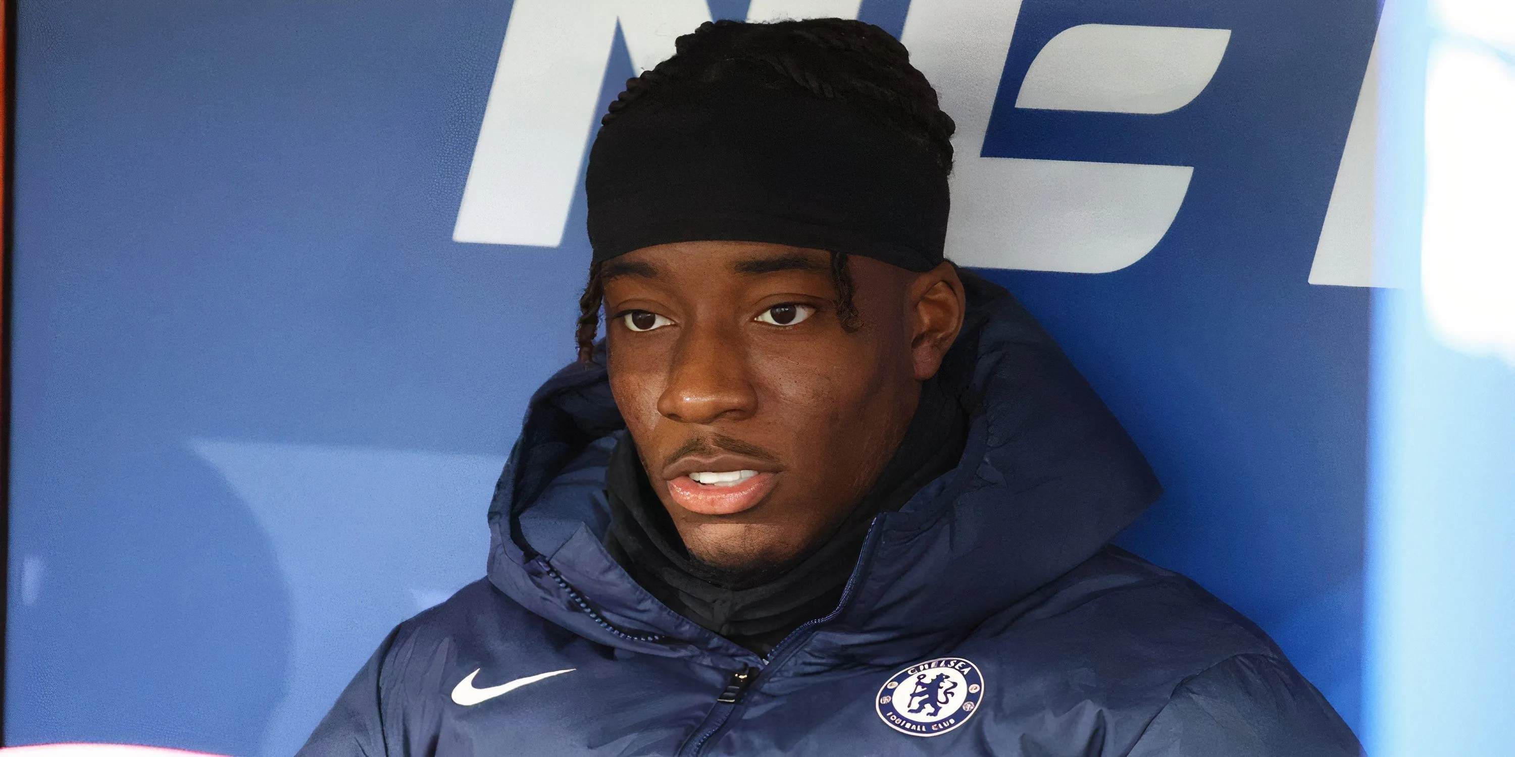 Cầu thủ chạy cánh Noni Madueke của Chelsea ngồi trên băng ghế dự bị