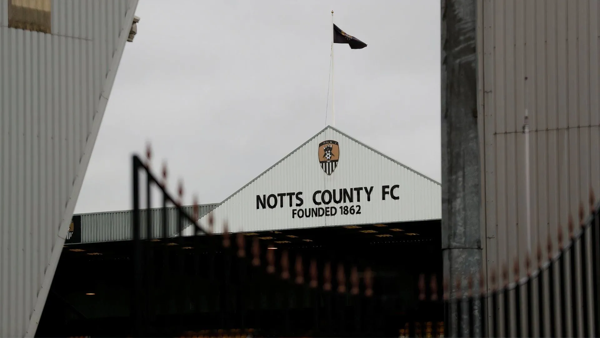 Cầu thủ Notts County thi đấu tại Meadow Lane giải League Two