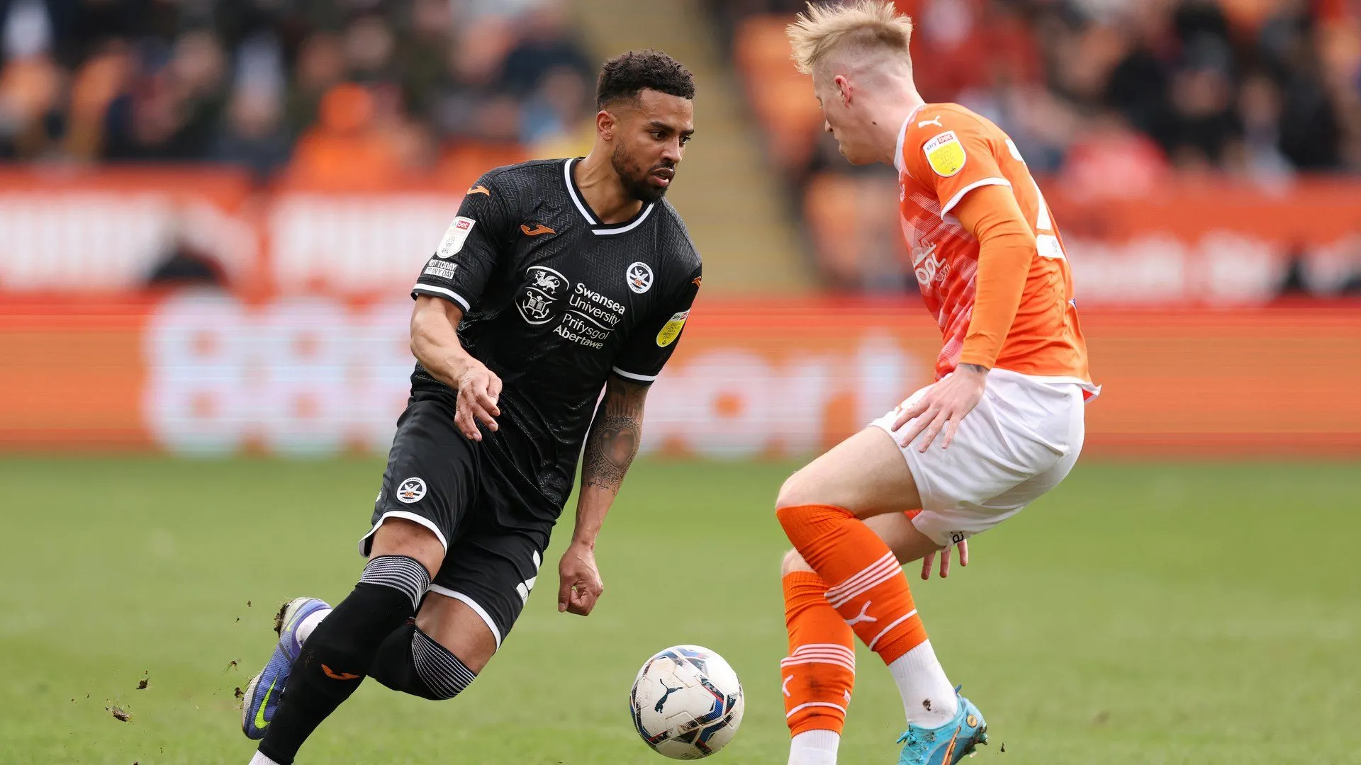 Cyrus Christie của Swansea City kiểm soát bóng trong một trận đấu ở Championship