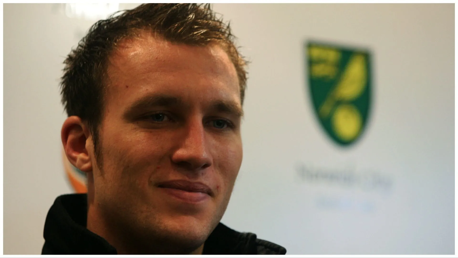Dean Ashton trong màu áo Norwich City, thể hiện phong độ ấn tượng trước khi chuyển đến Premier League.