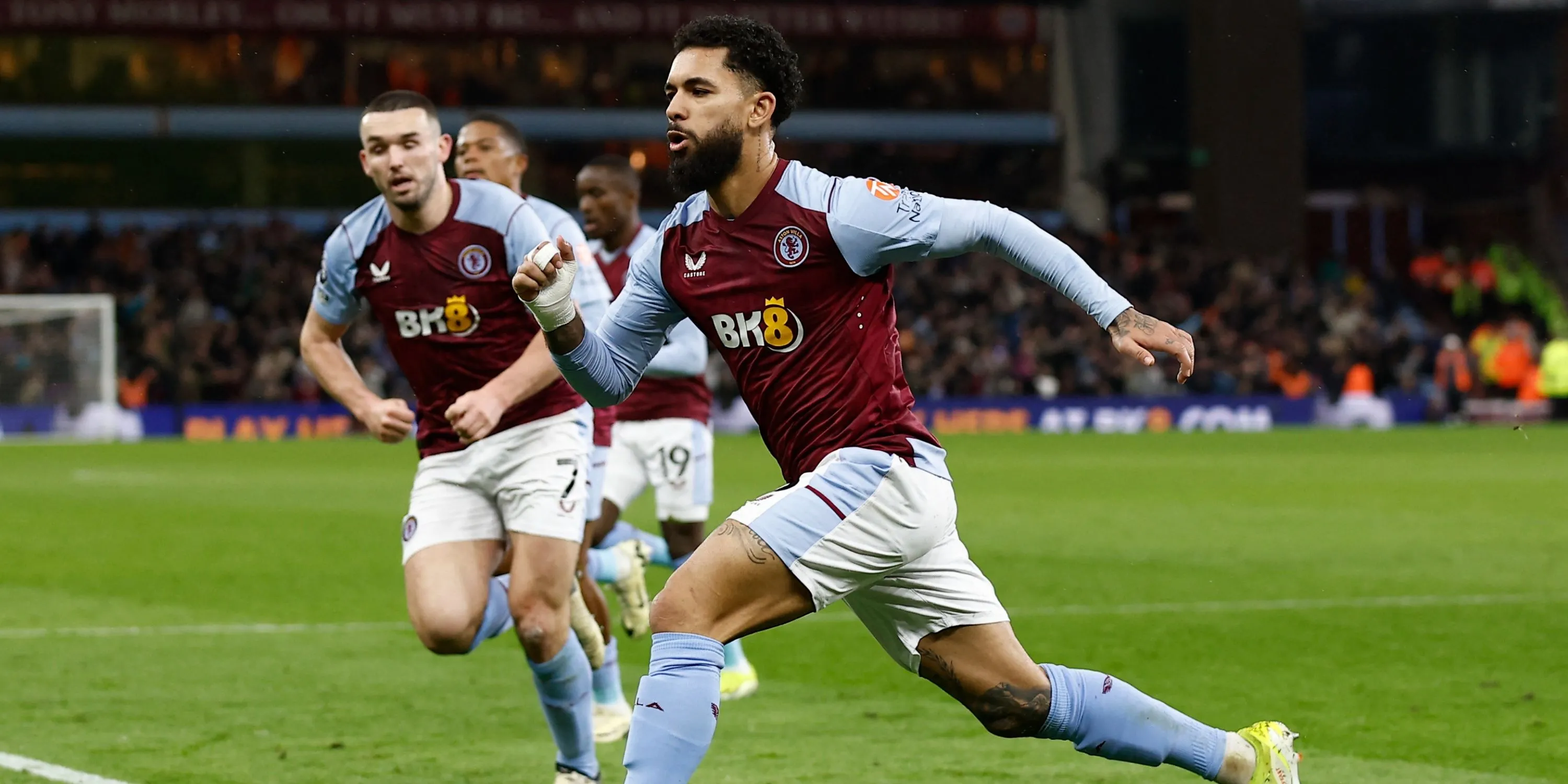 Douglas Luiz trong màu áo câu lạc bộ