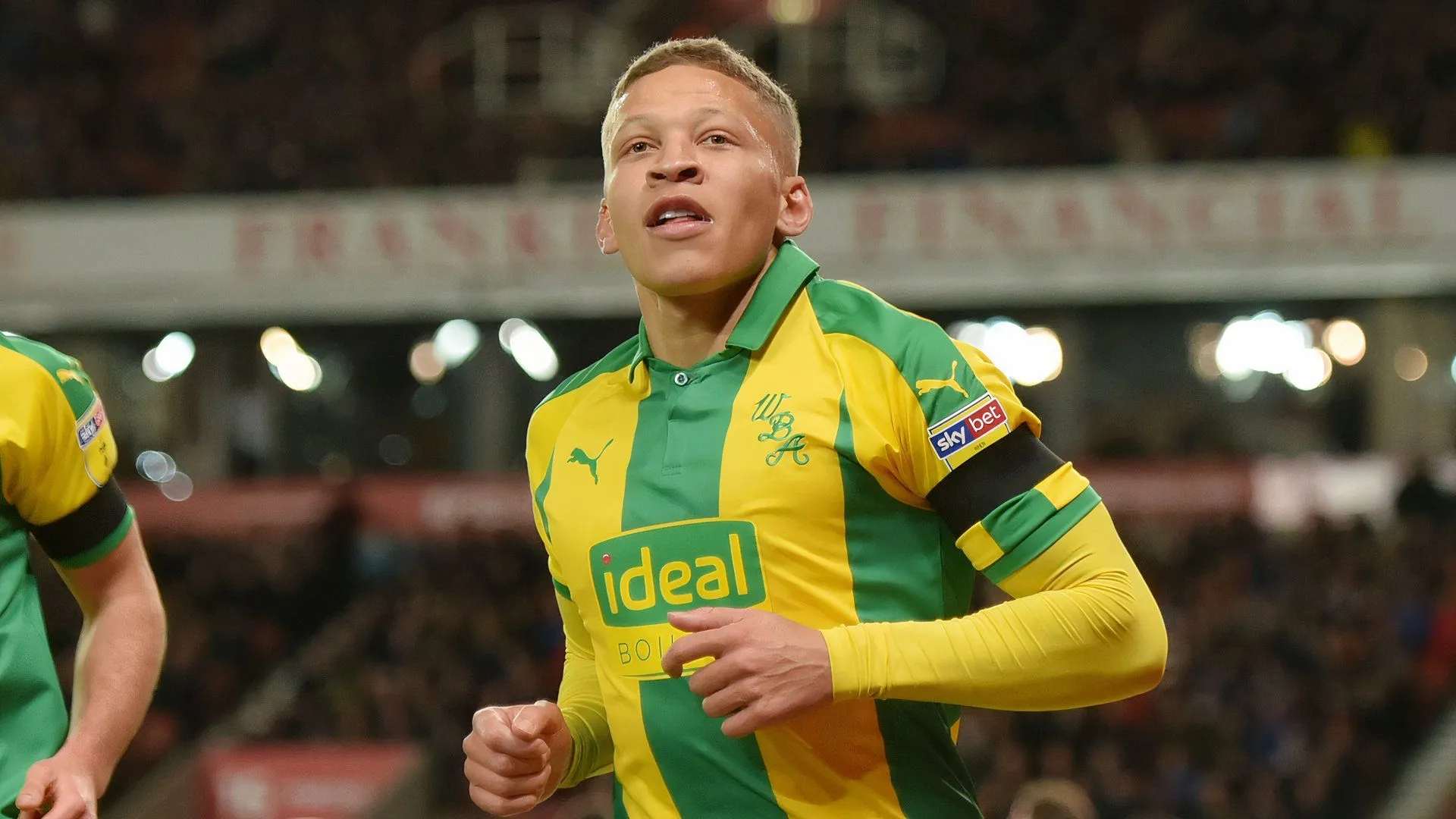 Dwight Gayle ăn mừng bàn thắng cho West Brom