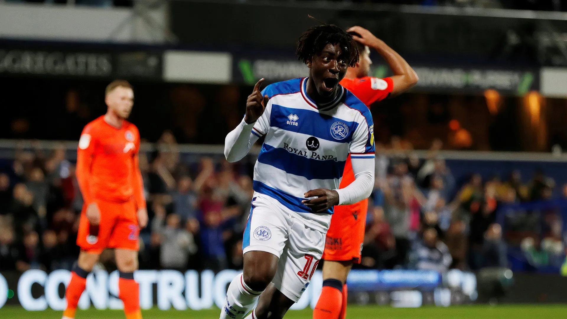 Eberechi Eze trong màu áo QPR, thể hiện kỹ năng cá nhân