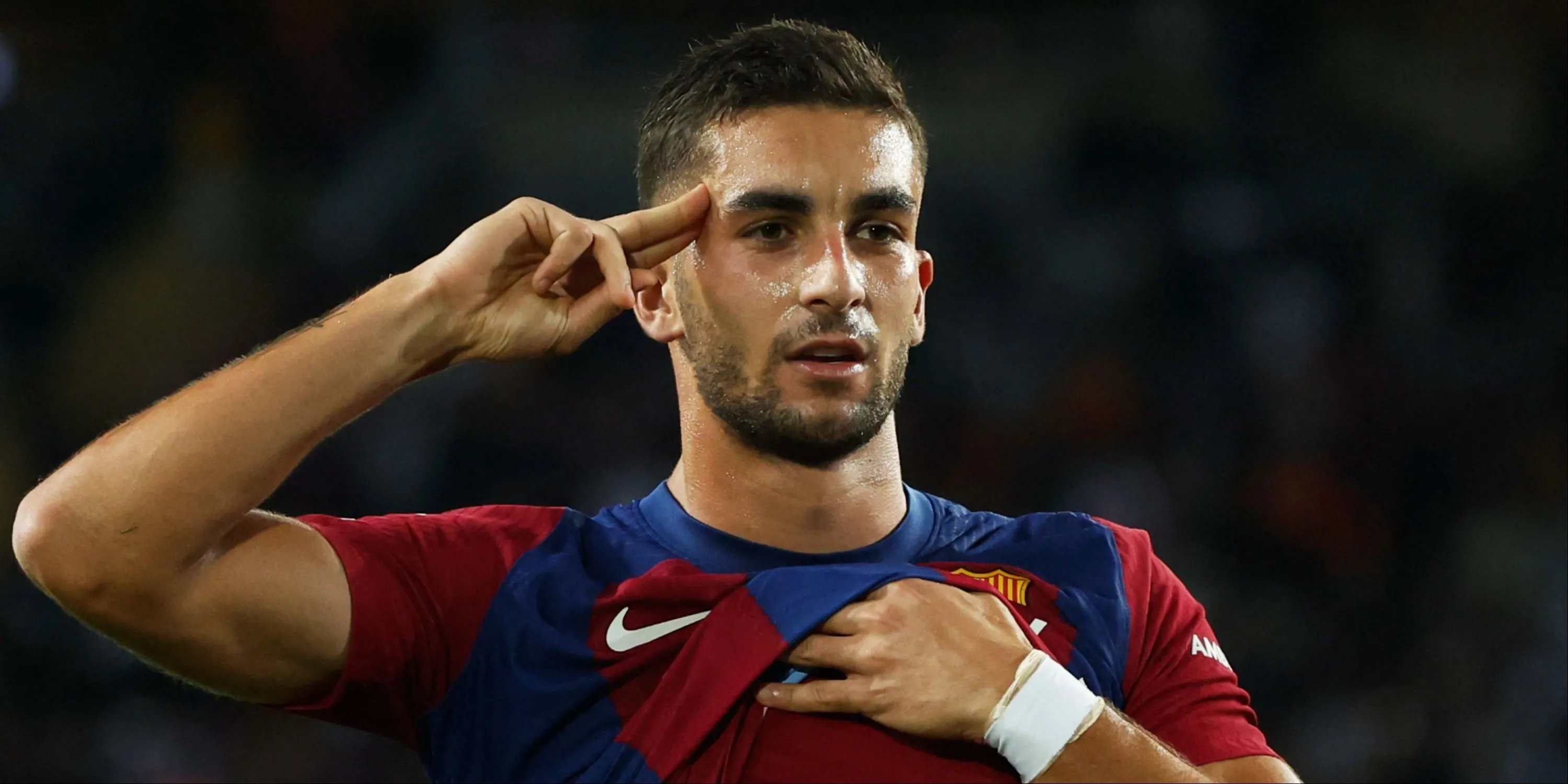 Ferran Torres ăn mừng bàn thắng cho Barcelona