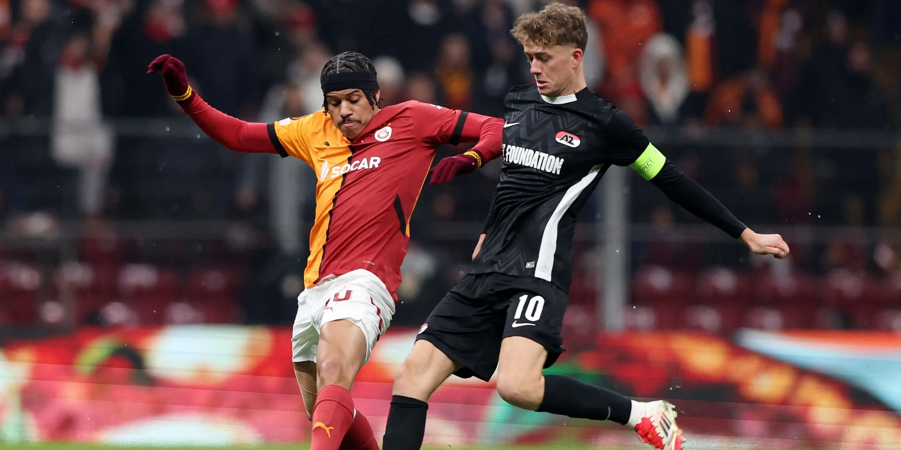 Gabriel Sara (Galatasaray) trong một pha tranh chấp, ngôi sao giàu kinh nghiệm Premier League