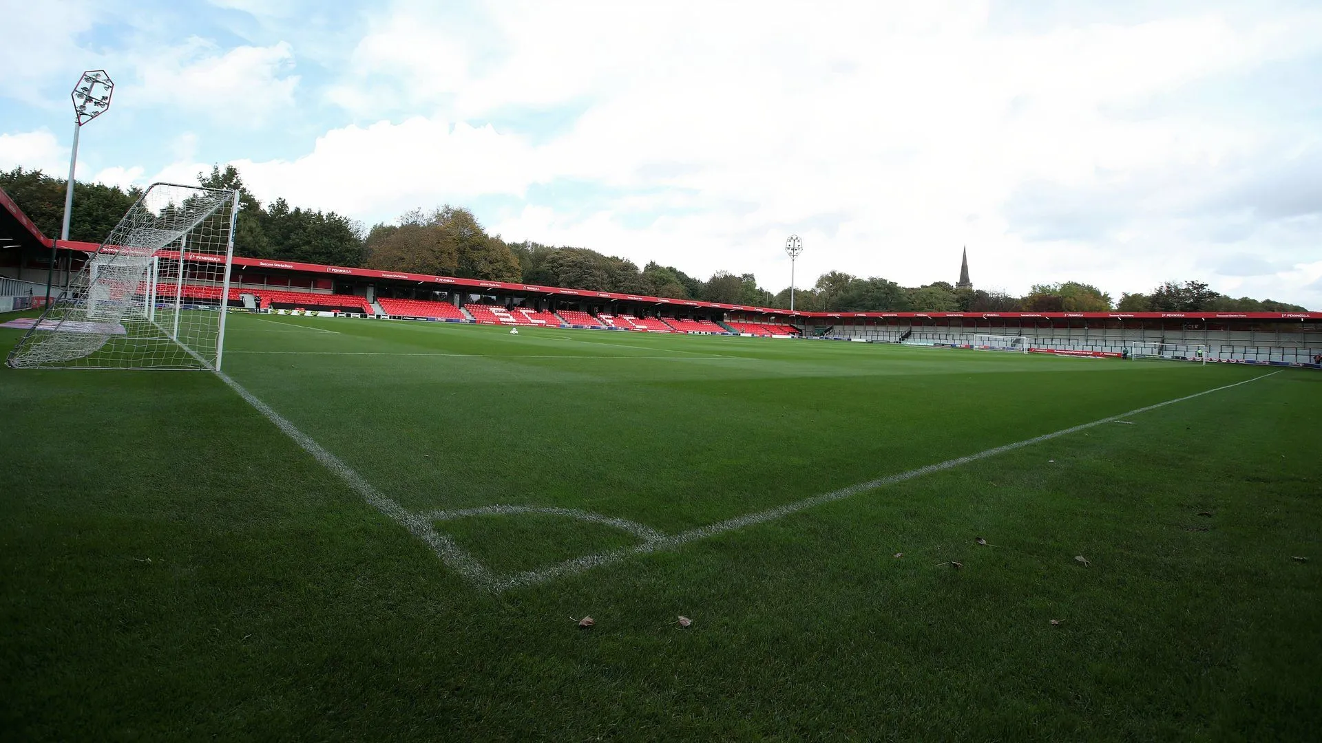 Góc nhìn chung về sân Peninsula Stadium của Salford City